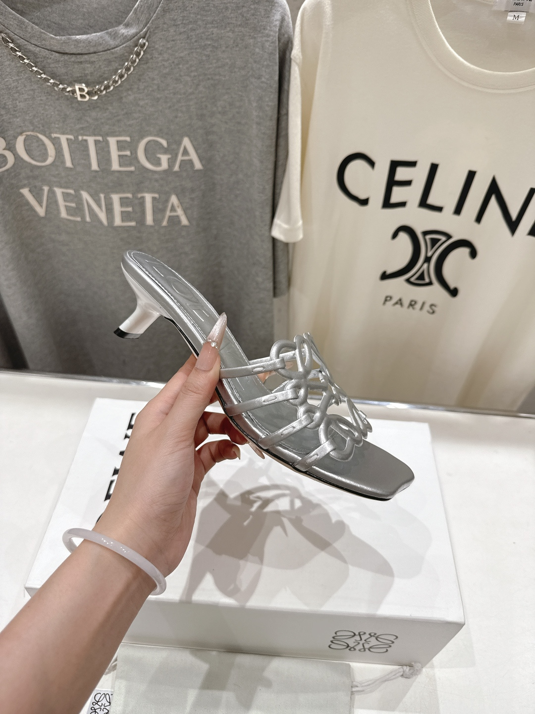 高版本出厂 高跟 LOEWE/罗意威2026/ss新品复古风小高跟沙滩拖鞋～小红书、外网火爆款最近大热的