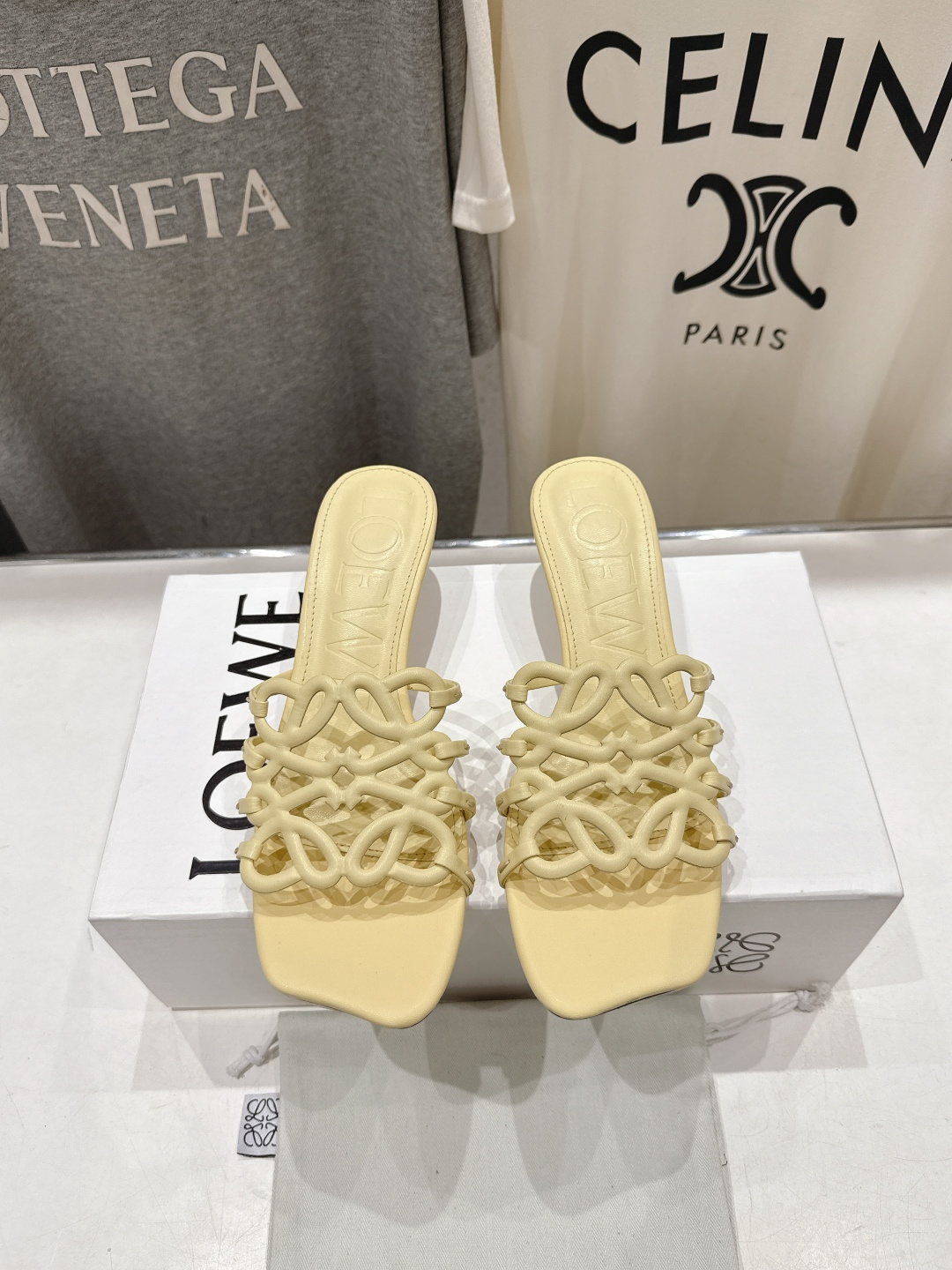 NO:725358,High-heeled LOEWE/Loewe 2026/ss new retro-style small-heel beach slippers ~ Xiaohongshu, popular style on the Internet. The most popular slippers recently. Super cute. A must-have item that fashionistas must not miss. No complicated decorations, excellent vintage texture, pure and minimalist, clean and poetic. Super versatile style. Original custom-made fabrics. Foot padding cowhide outsole. Original genuine leather injection molded outsole.  Heel height 4.5cm, size 35-39 (40, 41 customized, non-refundable), slippers, loewe, loewe, slippers, cowhide19860909高版本 高跟  LOEWE/罗意威2026/ss新品复古风小高跟沙滩拖鞋～小红书、外网火爆款 最近大热的一款拖鞋 超级可爱 时髦精绝对不能错过的必入款,没有任何繁杂装饰,质感极好的vintage感,纯粹和极简做得利落又诗意 超级百搭款 面料原版定制材料 垫脚牛皮 大底原版真皮注塑大底 跟高4.5cm 码数35-39 (40、41订做不退换),拖鞋,loewe,loewe,slippers,cowhide,Women's Shoes