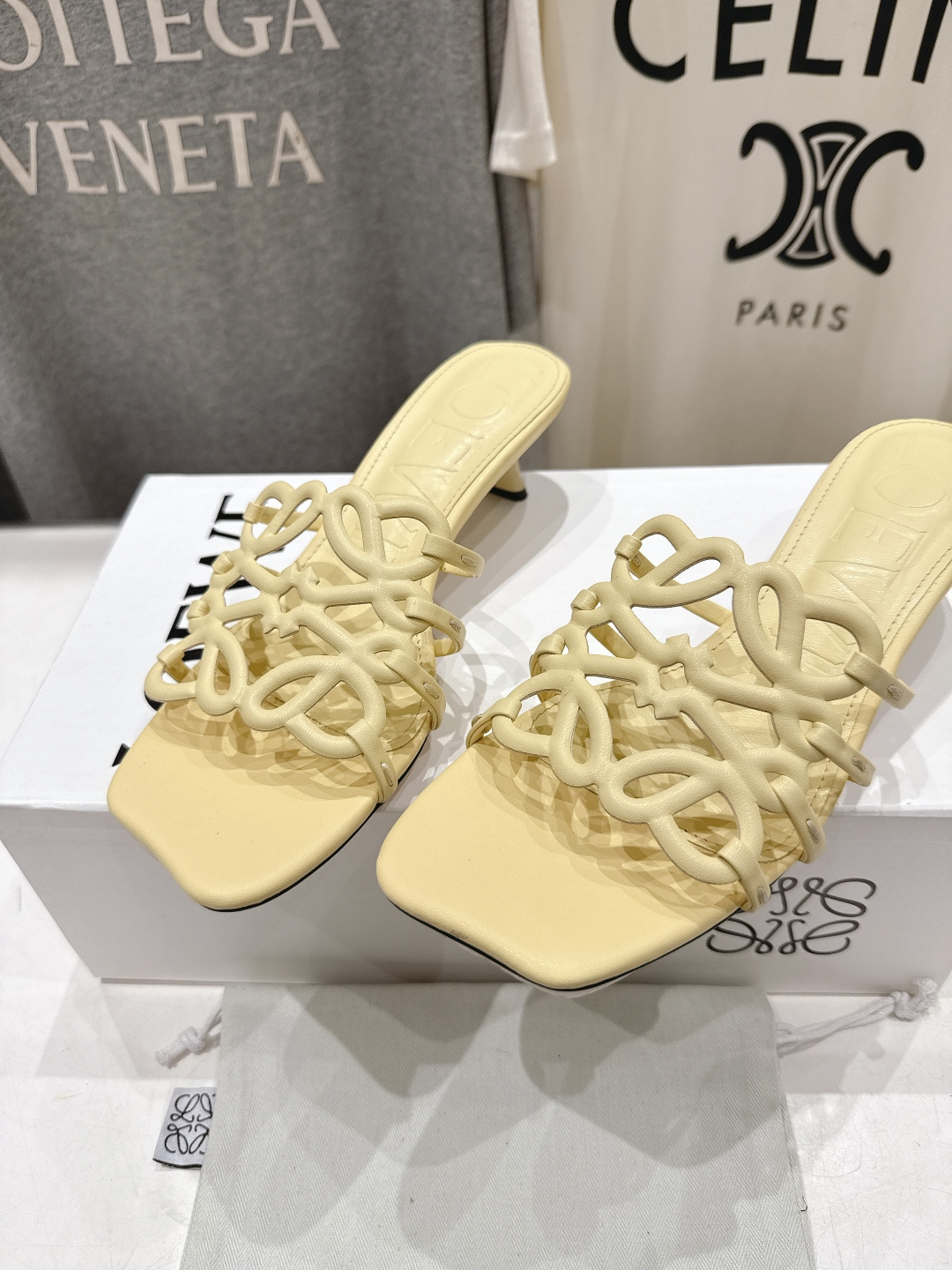 高版本出厂 高跟 LOEWE/罗意威2026/ss新品复古风小高跟沙滩拖鞋～小红书、外网火爆款最近大热的