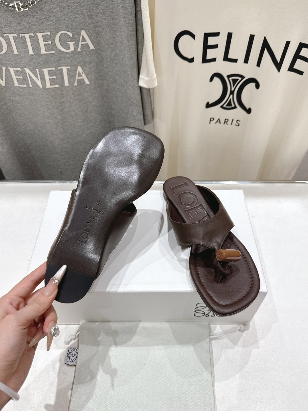 高版本出厂 LOEWE/罗意威2026ss/F036新品平底人字拖沙滩夹脚拖鞋～小红书、外网火爆款最近大