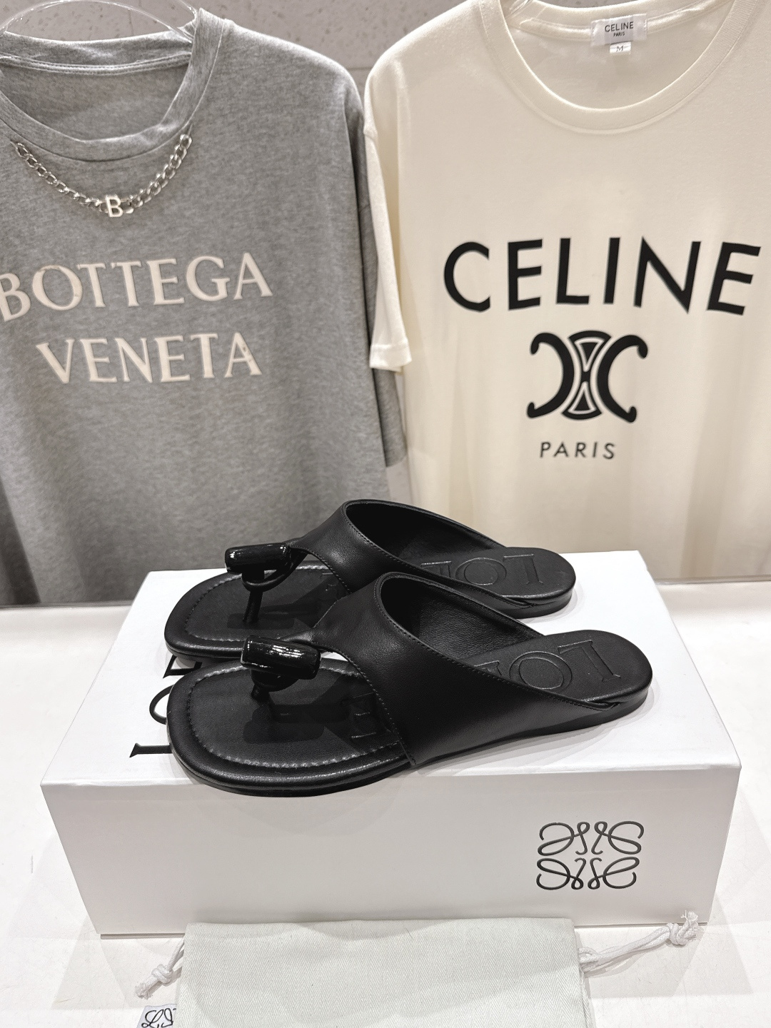 高版本出厂 LOEWE/罗意威2026ss/F036新品平底人字拖沙滩夹脚拖鞋～小红书、外网火爆款最近大