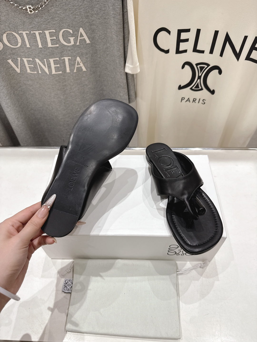 高版本出厂 LOEWE/罗意威2026ss/F036新品平底人字拖沙滩夹脚拖鞋～小红书、外网火爆款最近大