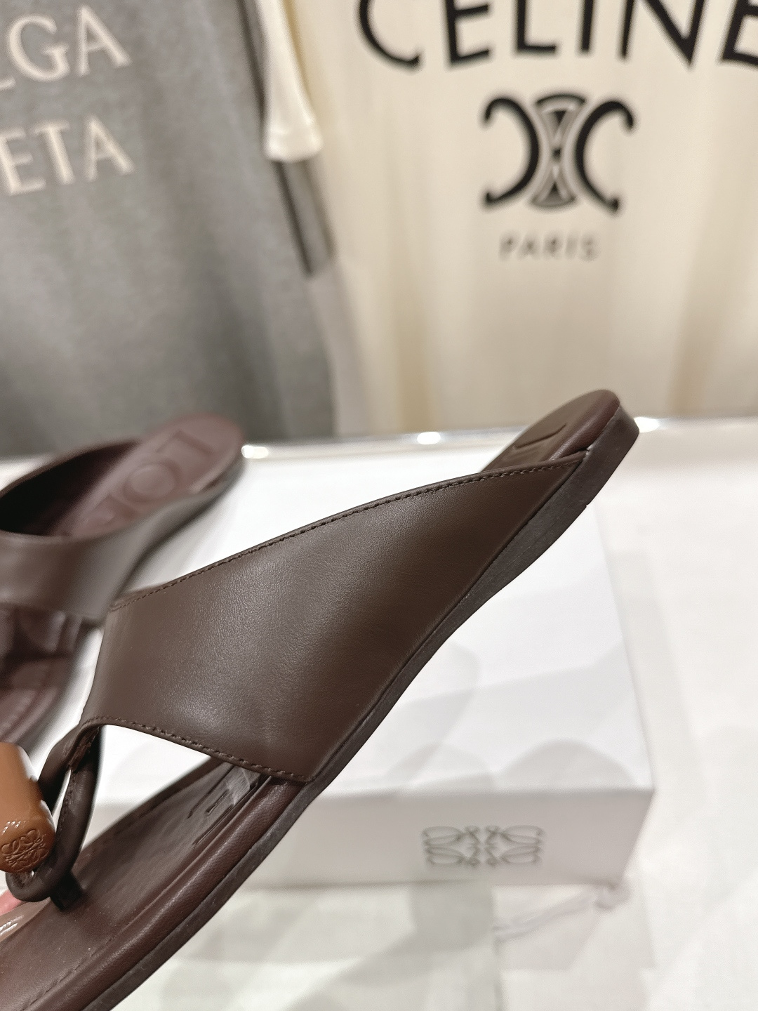 高版本出厂 LOEWE/罗意威2026ss/F036新品平底人字拖沙滩夹脚拖鞋～小红书、外网火爆款最近大