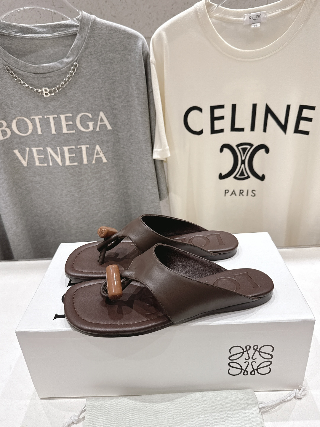 高版本出厂 LOEWE/罗意威2026ss/F036新品平底人字拖沙滩夹脚拖鞋～小红书、外网火爆款最近大