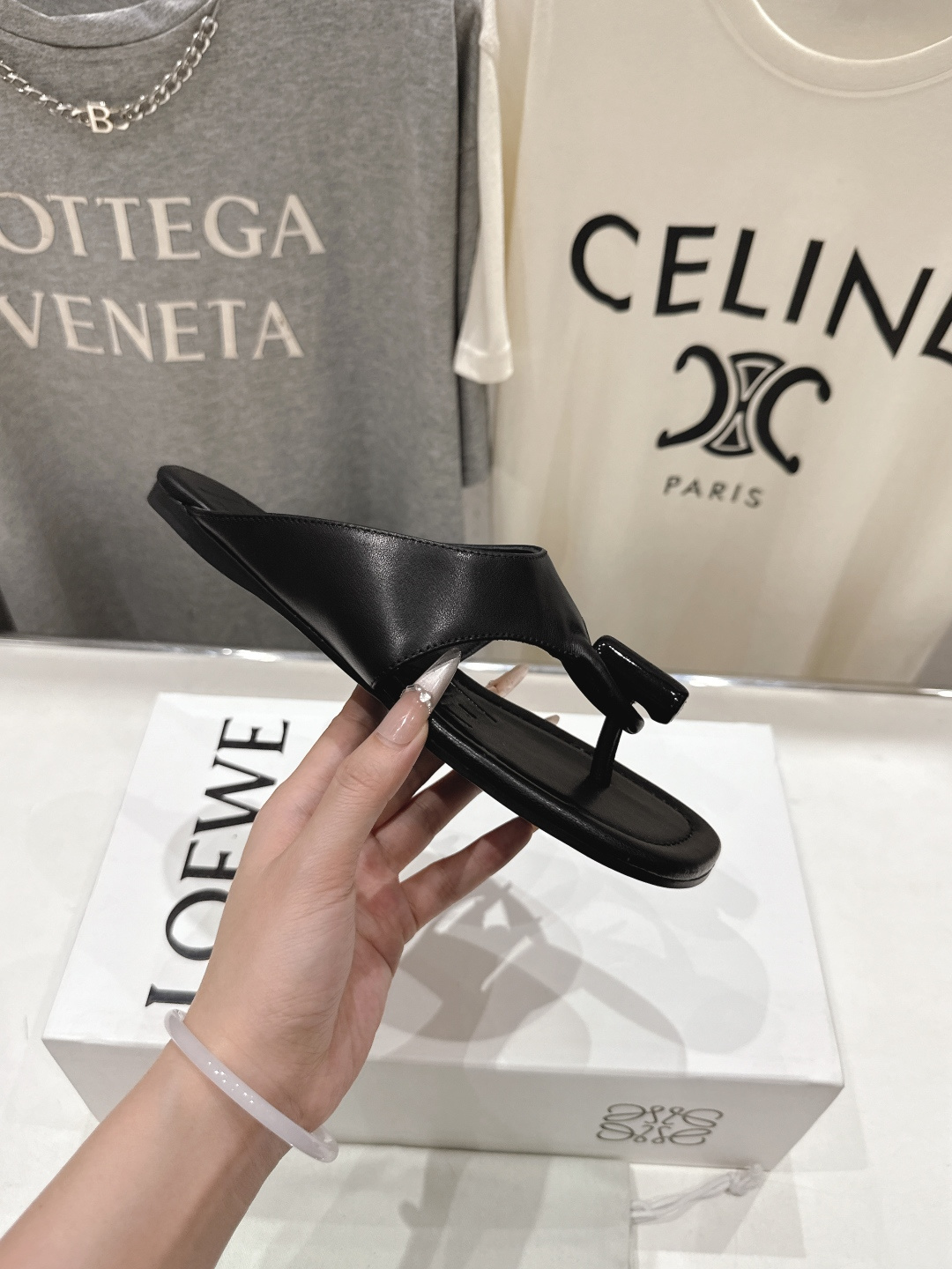 高版本出厂 LOEWE/罗意威2026ss/F036新品平底人字拖沙滩夹脚拖鞋～小红书、外网火爆款最近大