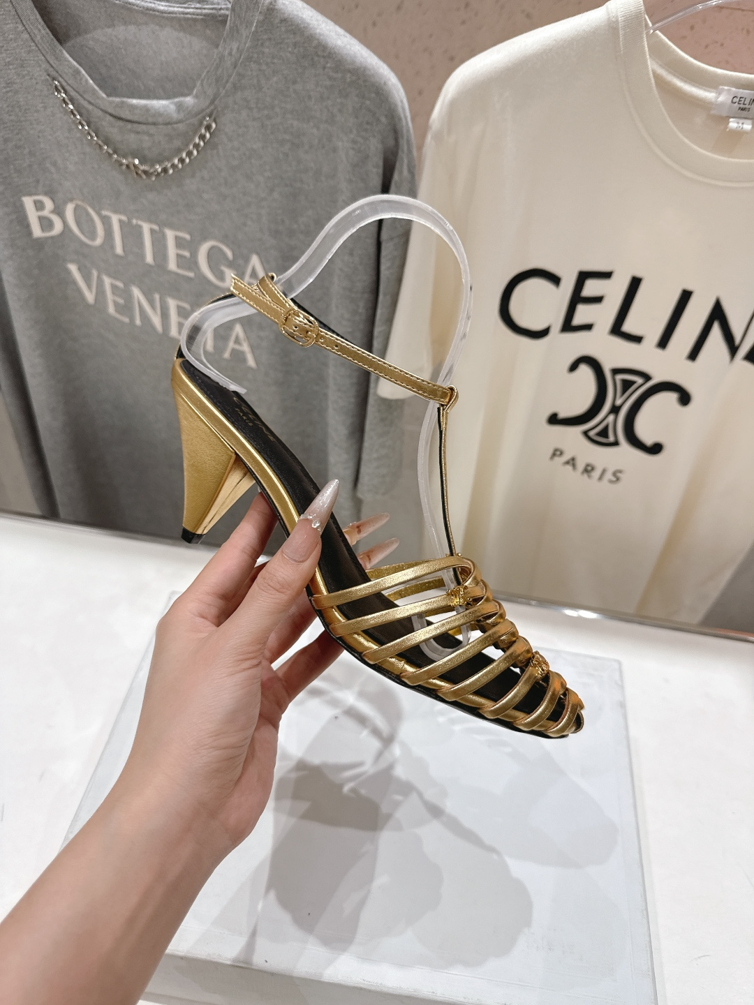 高版本出厂 Celine～赛琳F052 2026ss思琳夏季最新爆款复古风凯旋门高跟凉鞋 夏季搭配佳品，