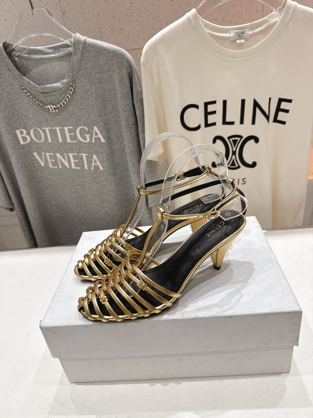 高版本出厂 Celine～赛琳F052 2026ss思琳夏季最新爆款复古风凯旋门高跟凉鞋 夏季搭配佳品，