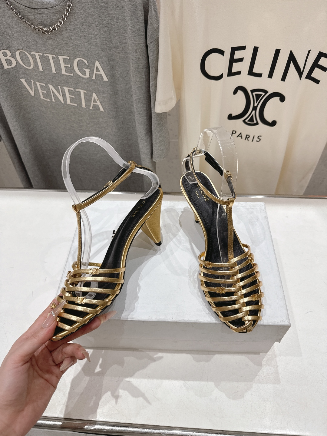 高版本出厂 Celine～赛琳F052 2026ss思琳夏季最新爆款复古风凯旋门高跟凉鞋 夏季搭配佳品，