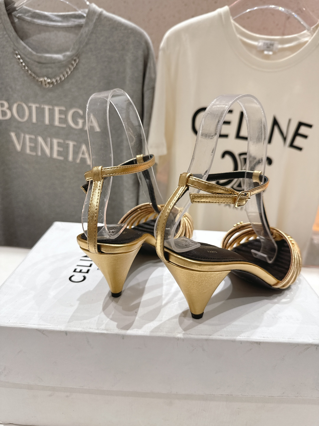 高版本出厂 Celine～赛琳F052 2026ss思琳夏季最新爆款复古风凯旋门高跟凉鞋 夏季搭配佳品，