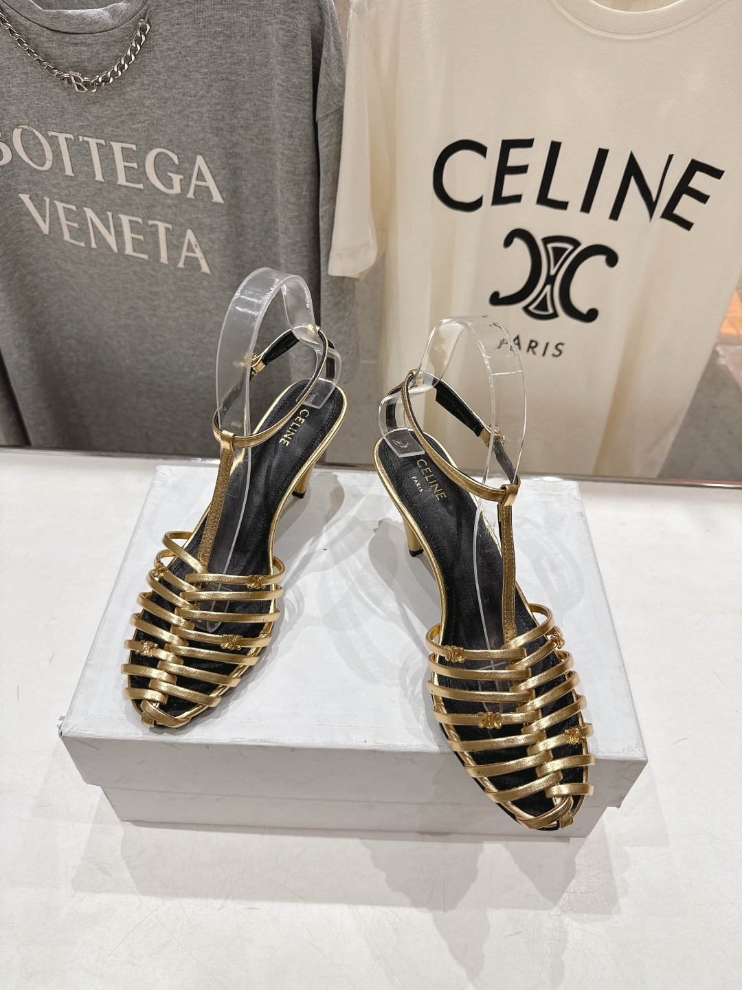 高版本出厂 Celine～赛琳F052 2026ss思琳夏季最新爆款复古风凯旋门高跟凉鞋 夏季搭配佳品，