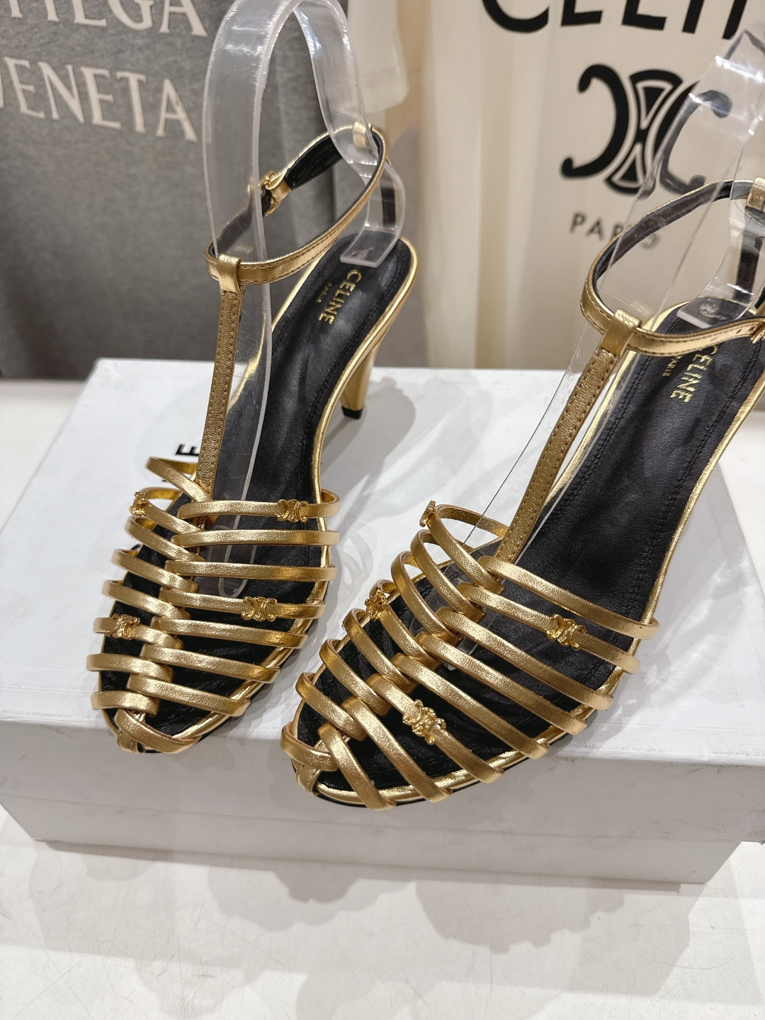 高版本出厂 Celine～赛琳F052 2026ss思琳夏季最新爆款复古风凯旋门高跟凉鞋 夏季搭配佳品，