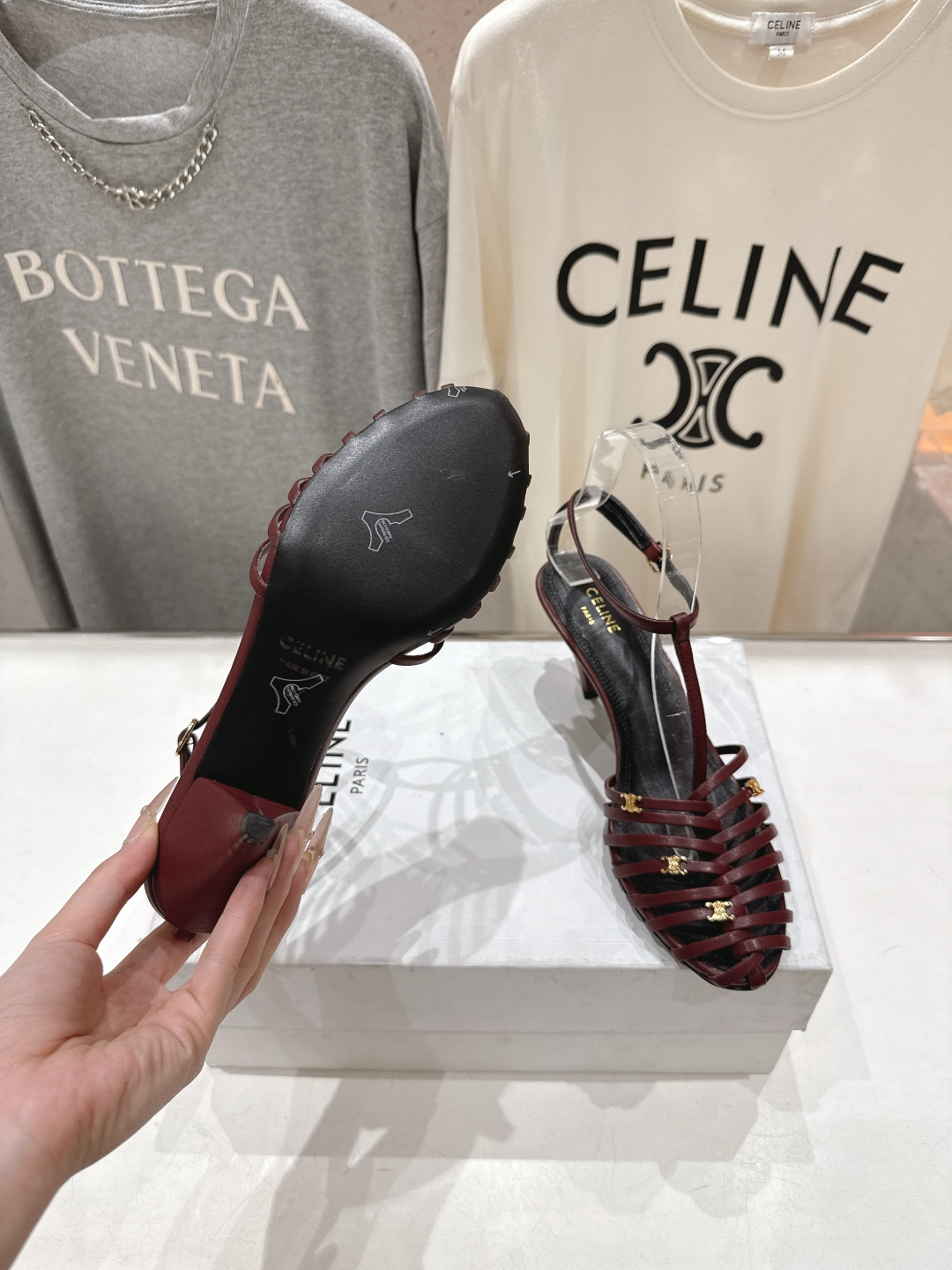 高版本出厂 Celine～赛琳F052 2026ss思琳夏季最新爆款复古风凯旋门高跟凉鞋 夏季搭配佳品，