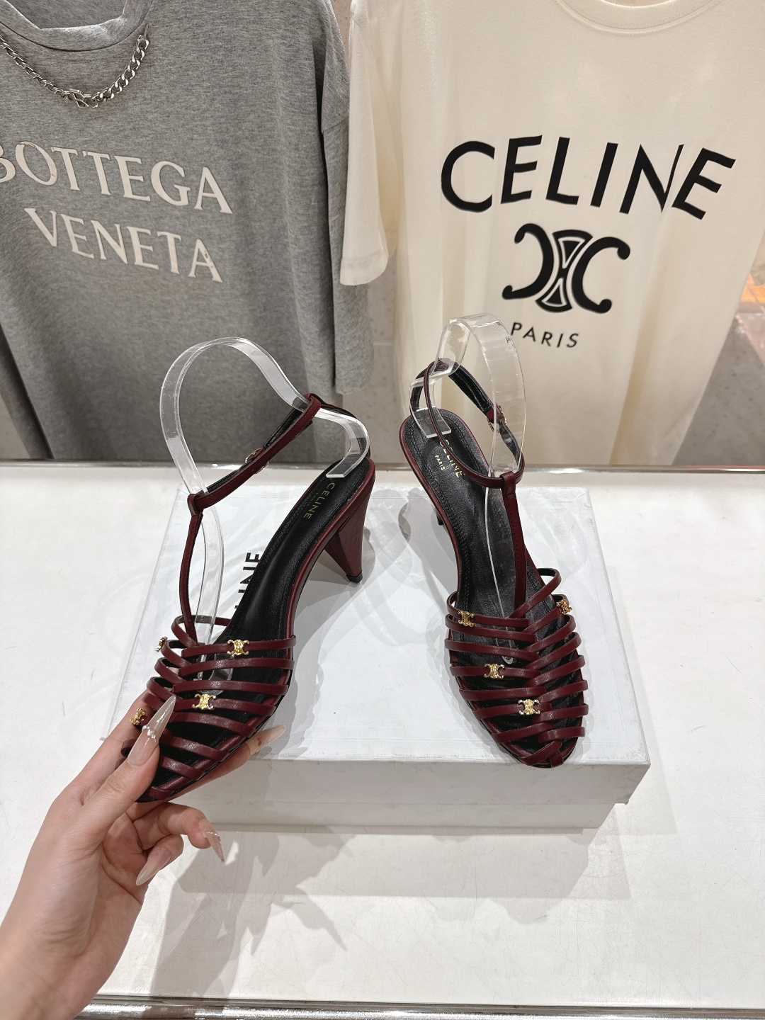 高版本出厂 Celine～赛琳F052 2026ss思琳夏季最新爆款复古风凯旋门高跟凉鞋 夏季搭配佳品，