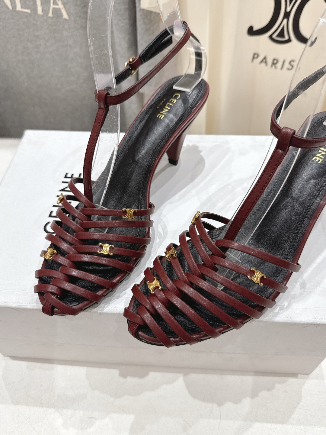 高版本出厂 Celine～赛琳F052 2026ss思琳夏季最新爆款复古风凯旋门高跟凉鞋 夏季搭配佳品，