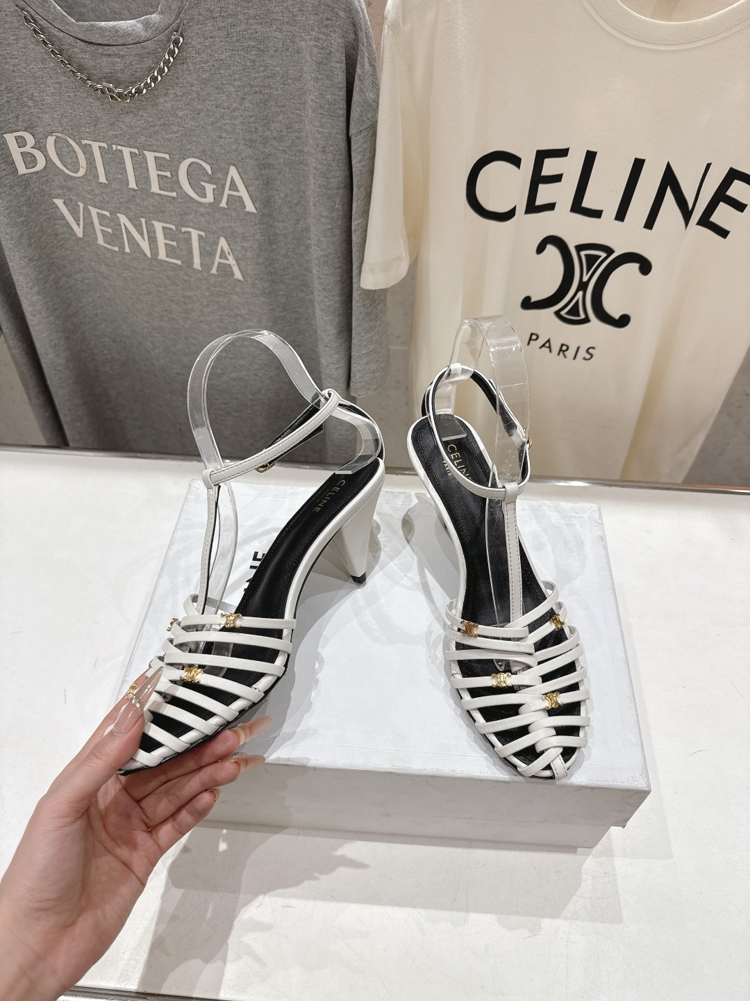 高版本出厂 Celine～赛琳F052 2026ss思琳夏季最新爆款复古风凯旋门高跟凉鞋 夏季搭配佳品，