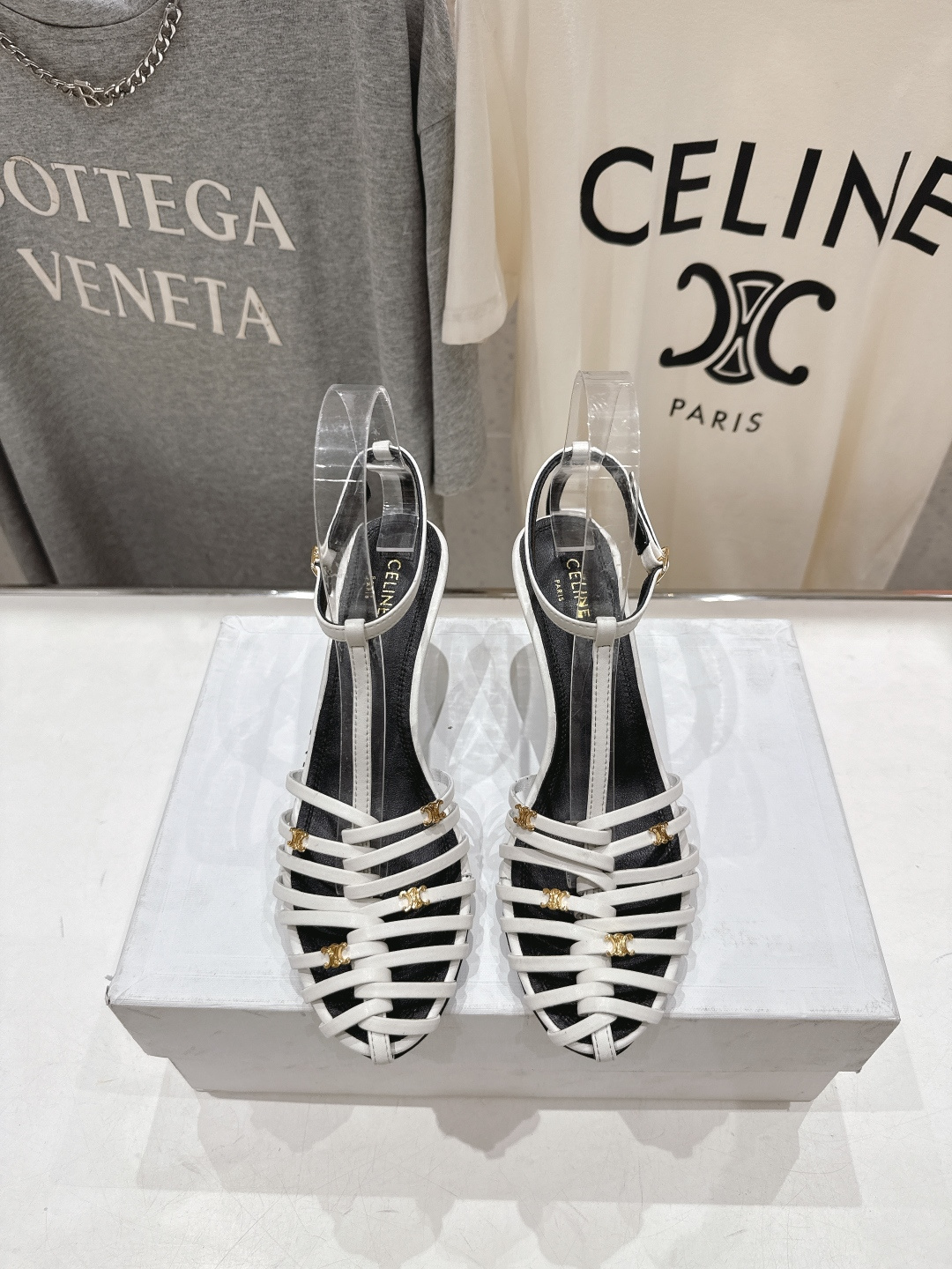 高版本出厂 Celine～赛琳F052 2026ss思琳夏季最新爆款复古风凯旋门高跟凉鞋 夏季搭配佳品，