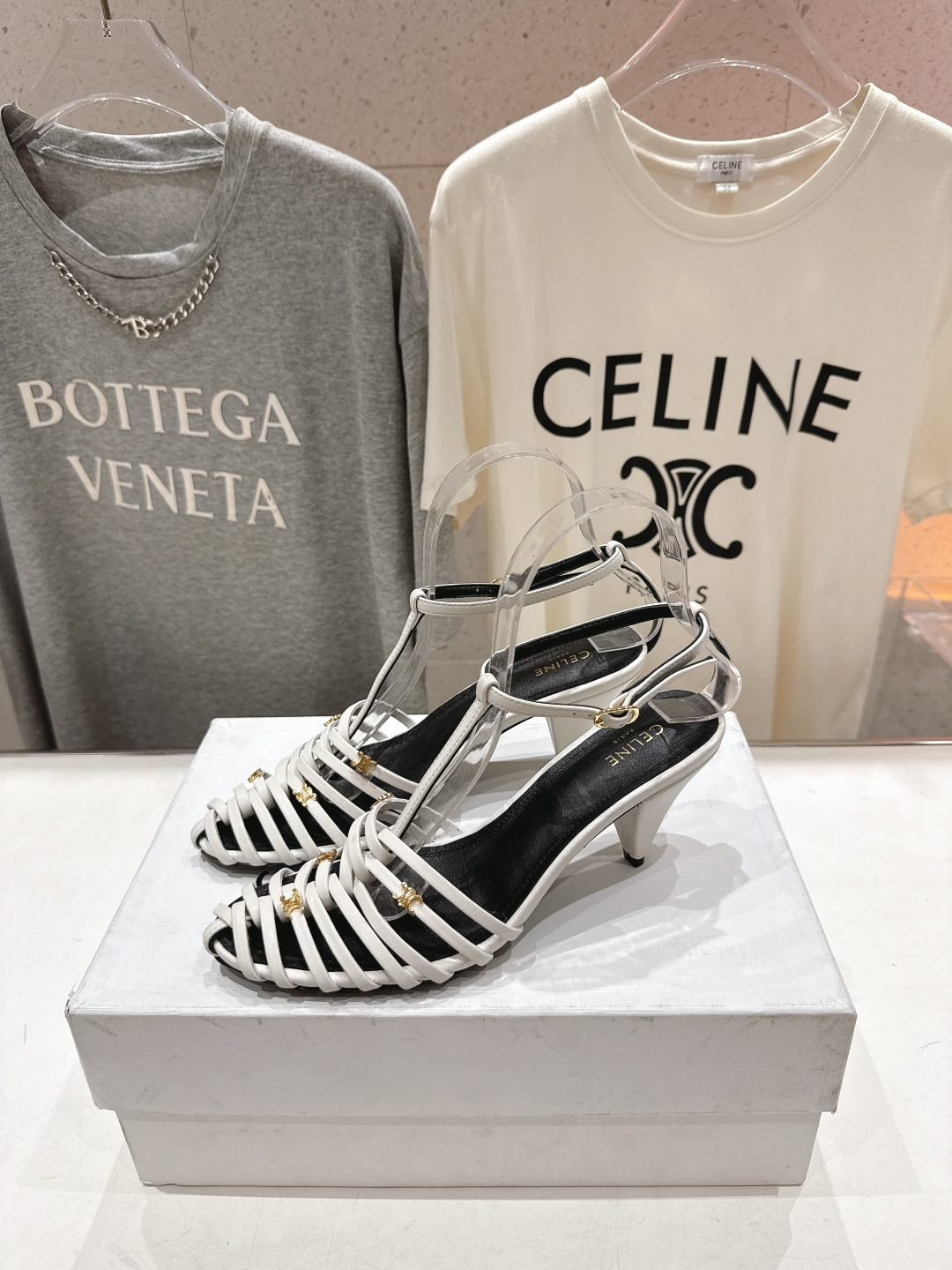 高版本出厂 Celine～赛琳F052 2026ss思琳夏季最新爆款复古风凯旋门高跟凉鞋 夏季搭配佳品，