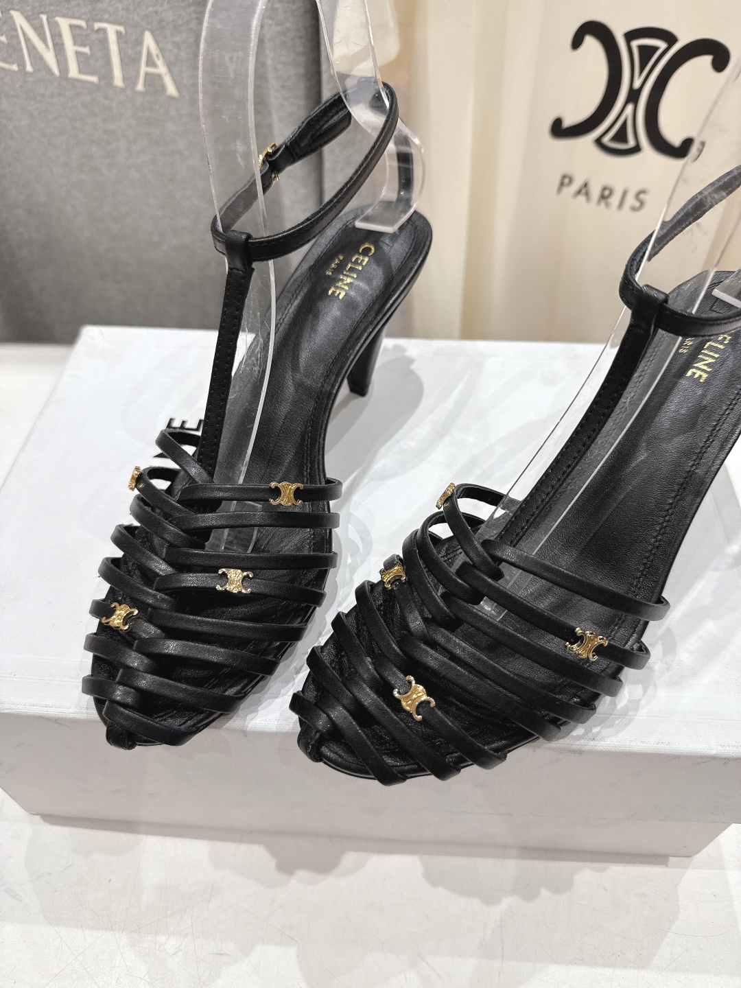高版本出厂 Celine～赛琳F052 2026ss思琳夏季最新爆款复古风凯旋门高跟凉鞋 夏季搭配佳品，