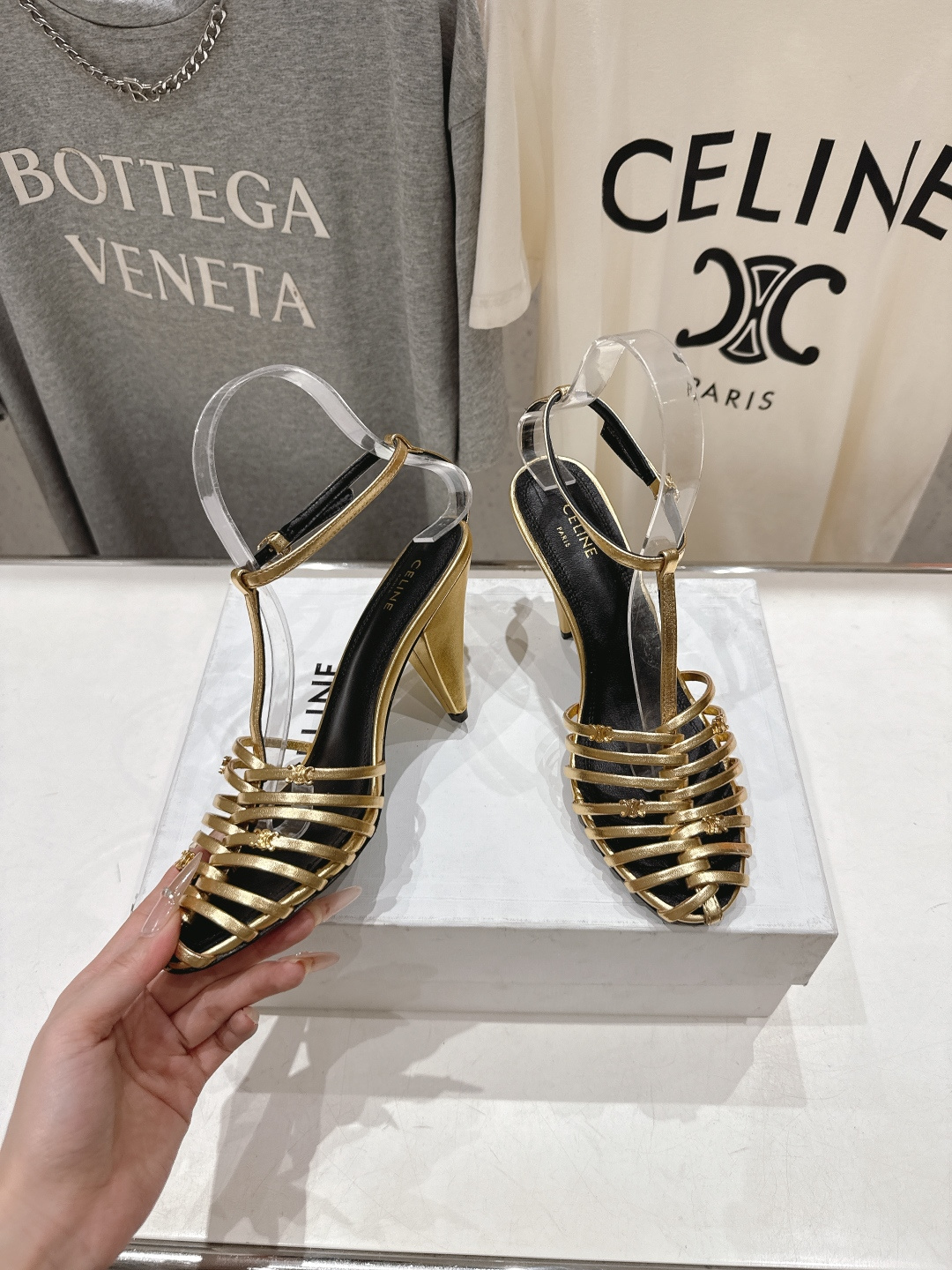 高版本出厂 Celine～赛琳F052 2026ss思琳夏季最新爆款复古风凯旋门高跟凉鞋 夏季搭配佳品，