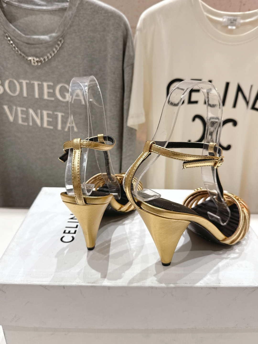 高版本出厂 Celine～赛琳F052 2026ss思琳夏季最新爆款复古风凯旋门高跟凉鞋 夏季搭配佳品，