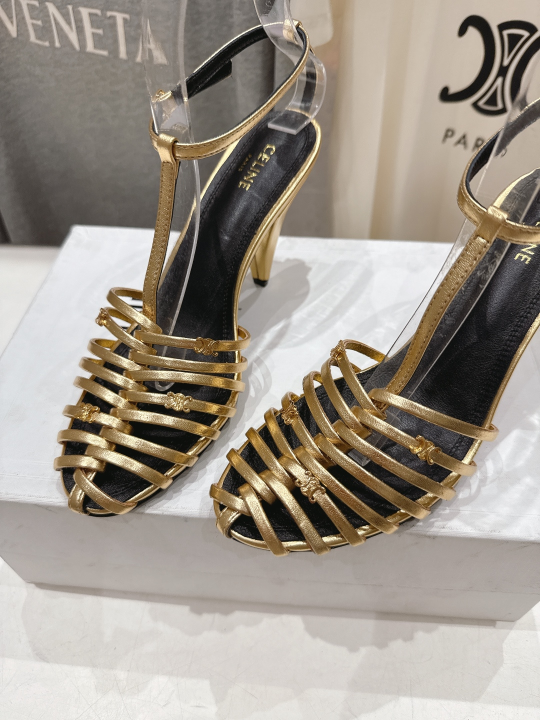 高版本出厂 Celine～赛琳F052 2026ss思琳夏季最新爆款复古风凯旋门高跟凉鞋 夏季搭配佳品，