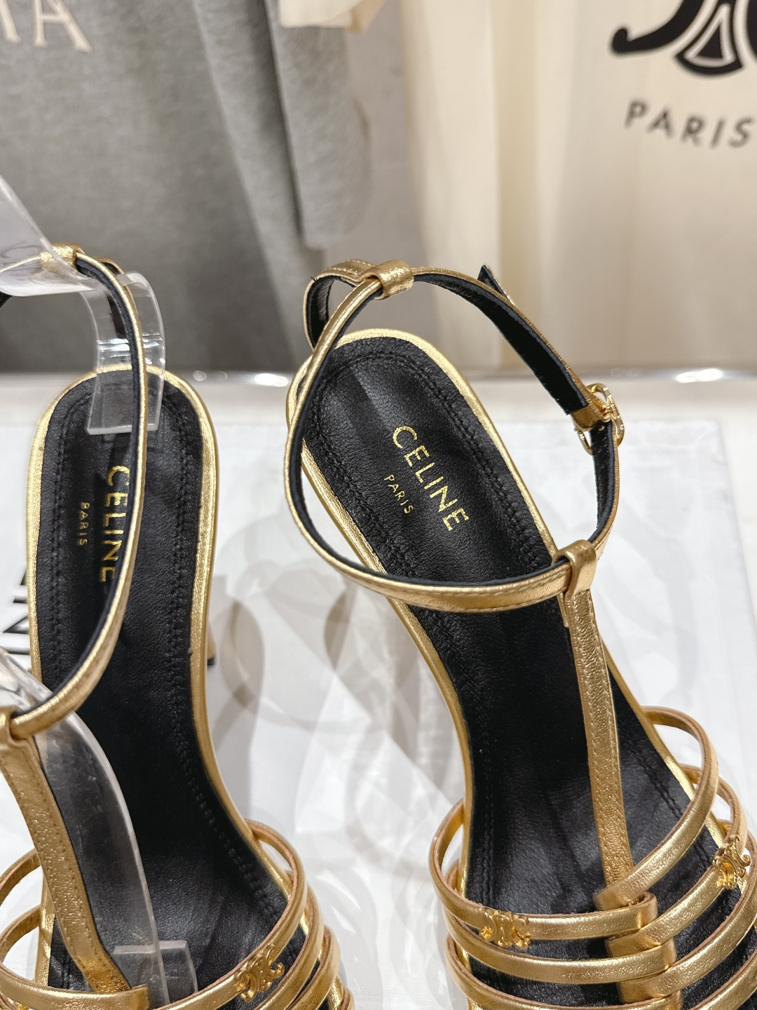 高版本出厂 Celine～赛琳F052 2026ss思琳夏季最新爆款复古风凯旋门高跟凉鞋 夏季搭配佳品，