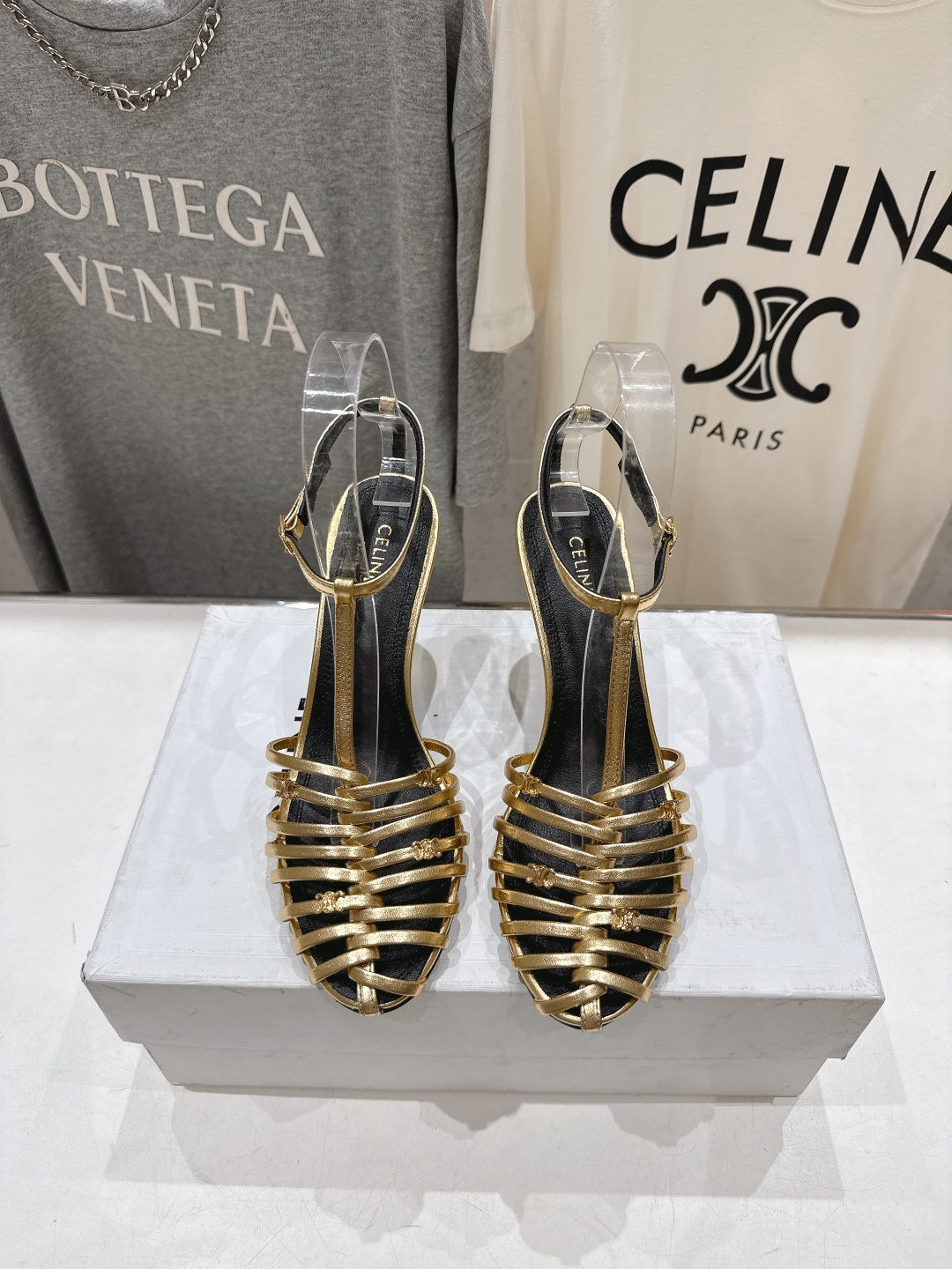 高版本出厂 Celine～赛琳F052 2026ss思琳夏季最新爆款复古风凯旋门高跟凉鞋 夏季搭配佳品，