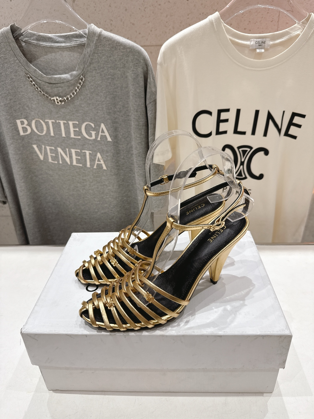 高版本出厂 Celine～赛琳F052 2026ss思琳夏季最新爆款复古风凯旋门高跟凉鞋 夏季搭配佳品，