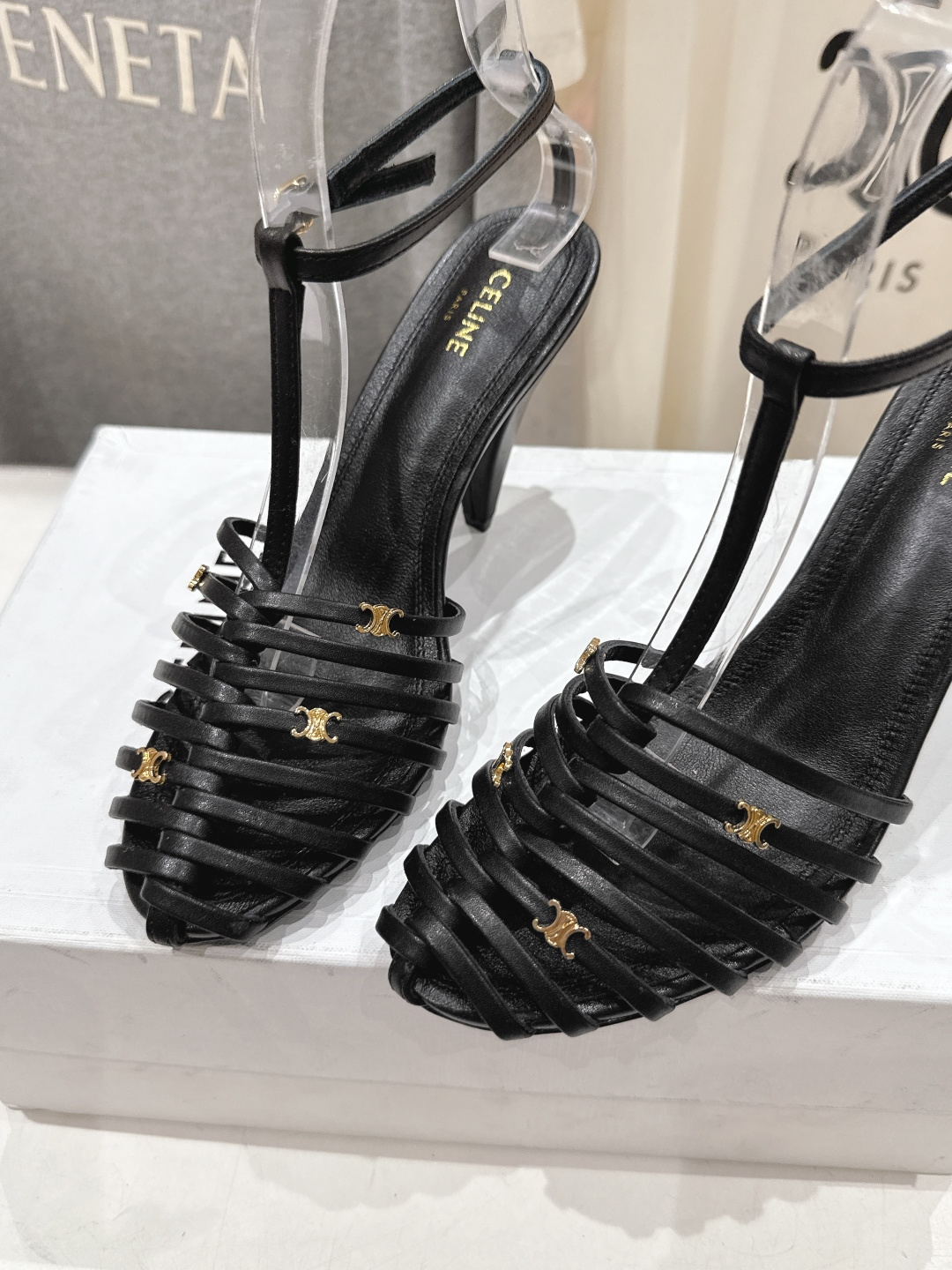 高版本出厂 Celine～赛琳F052 2026ss思琳夏季最新爆款复古风凯旋门高跟凉鞋 夏季搭配佳品，