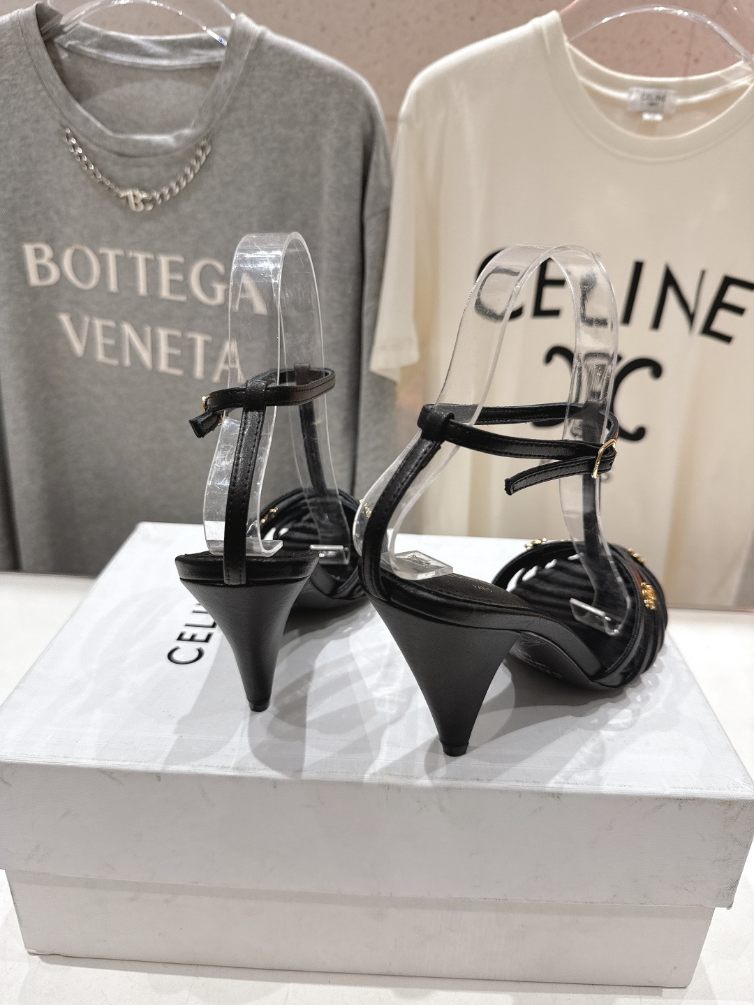 高版本出厂 Celine～赛琳F052 2026ss思琳夏季最新爆款复古风凯旋门高跟凉鞋 夏季搭配佳品，