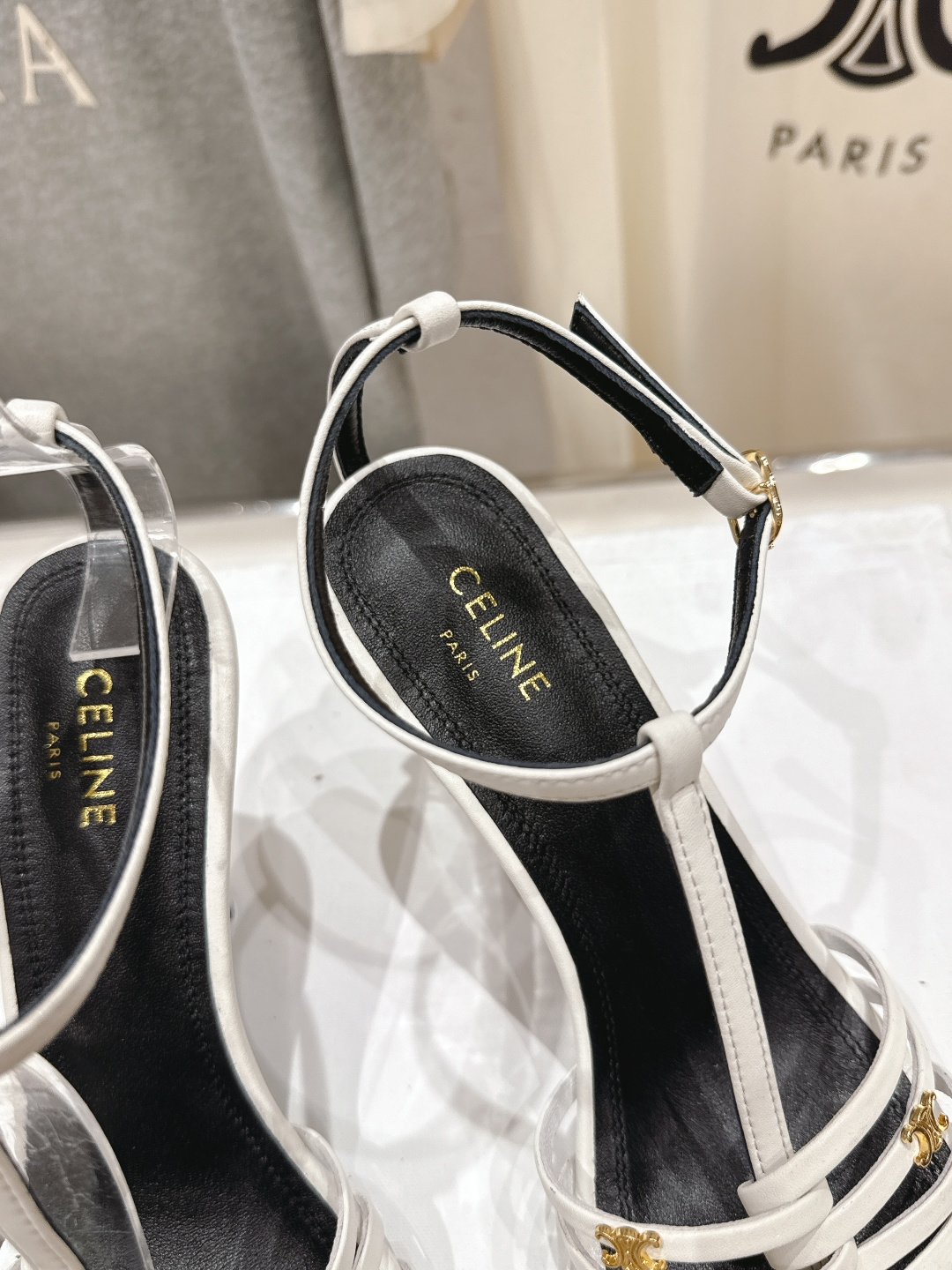 高版本出厂 Celine～赛琳F052 2026ss思琳夏季最新爆款复古风凯旋门高跟凉鞋 夏季搭配佳品，