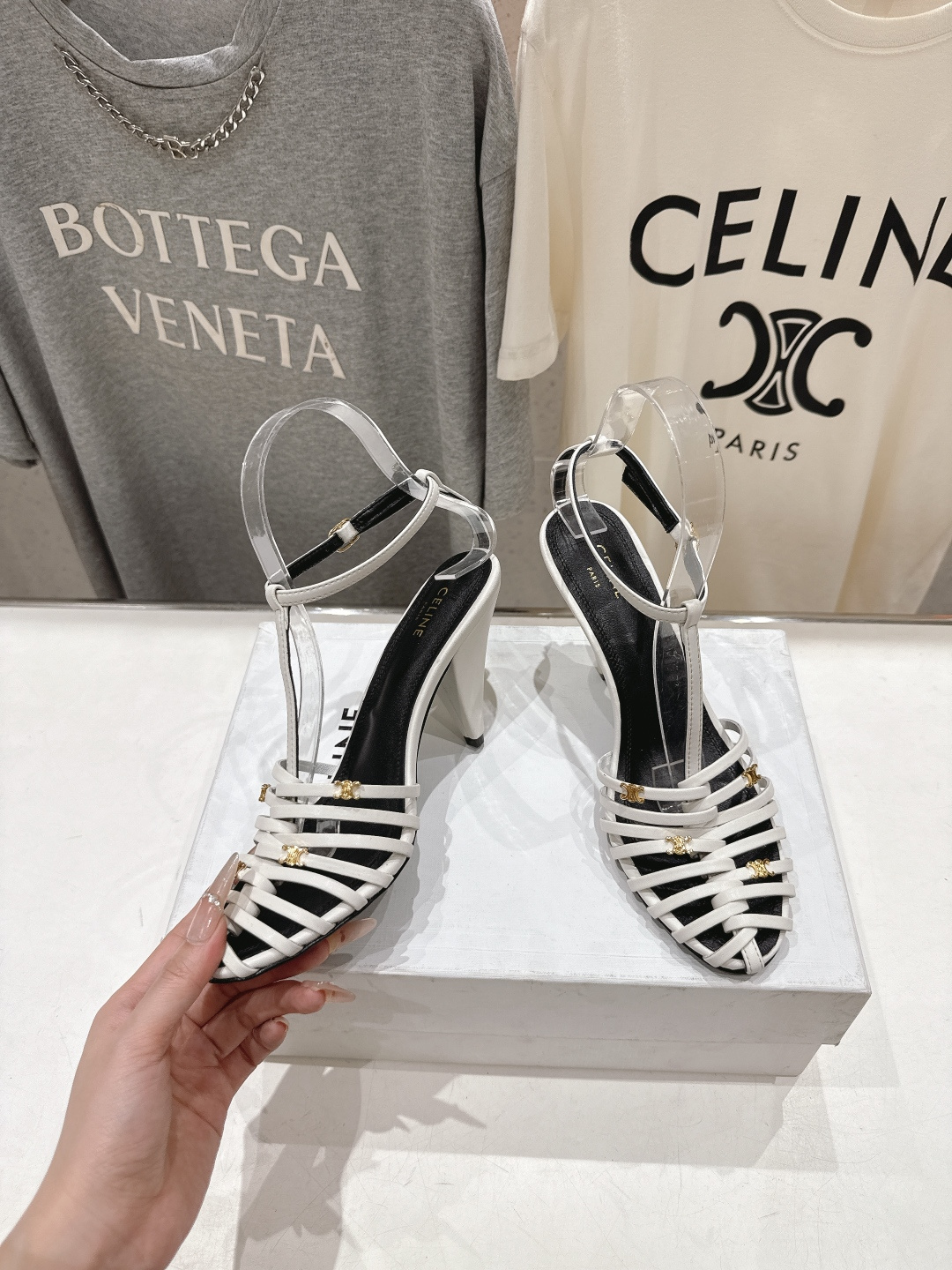 高版本出厂 Celine～赛琳F052 2026ss思琳夏季最新爆款复古风凯旋门高跟凉鞋 夏季搭配佳品，