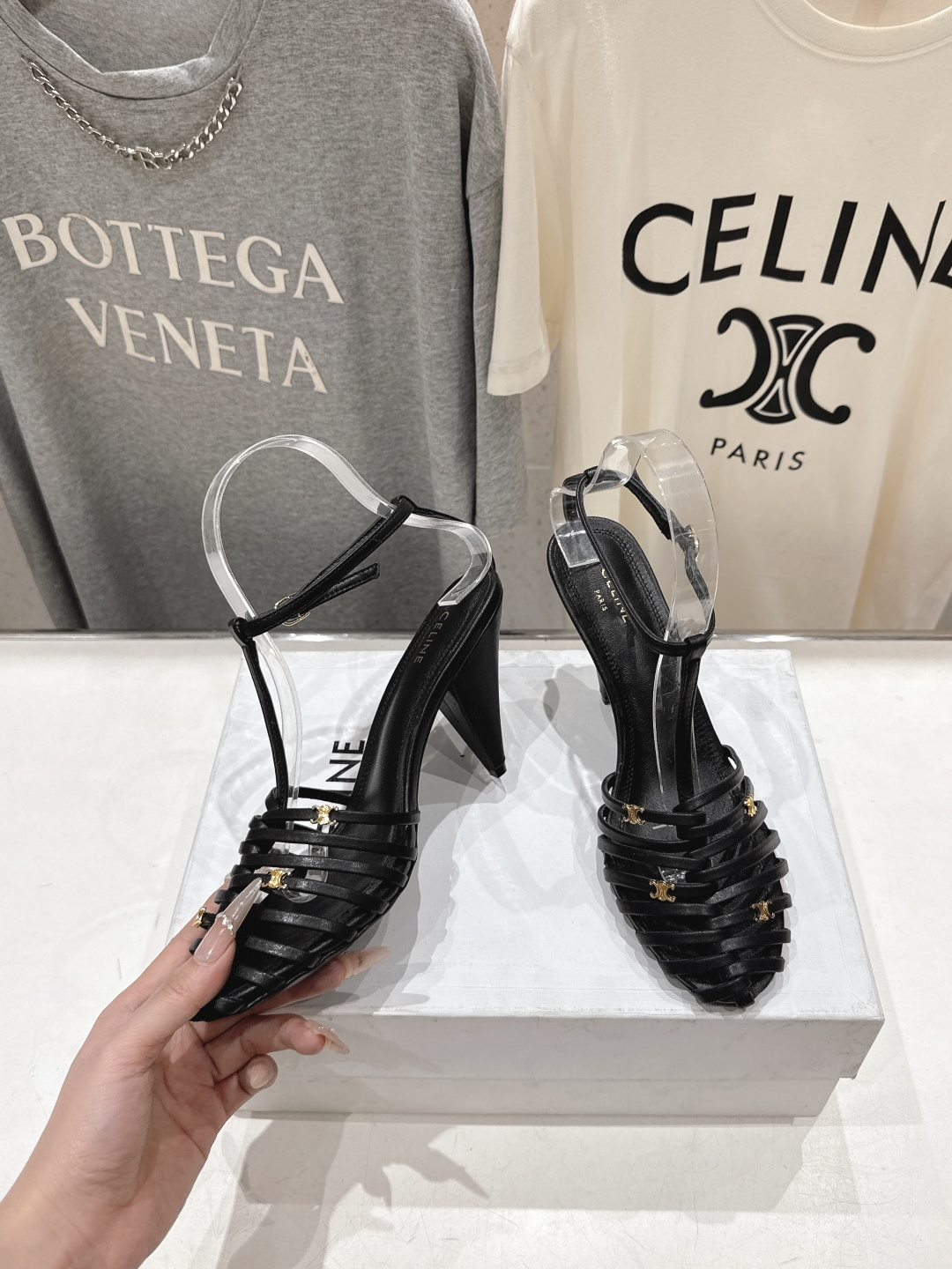 高版本出厂 Celine～赛琳F052 2026ss思琳夏季最新爆款复古风凯旋门高跟凉鞋 夏季搭配佳品，