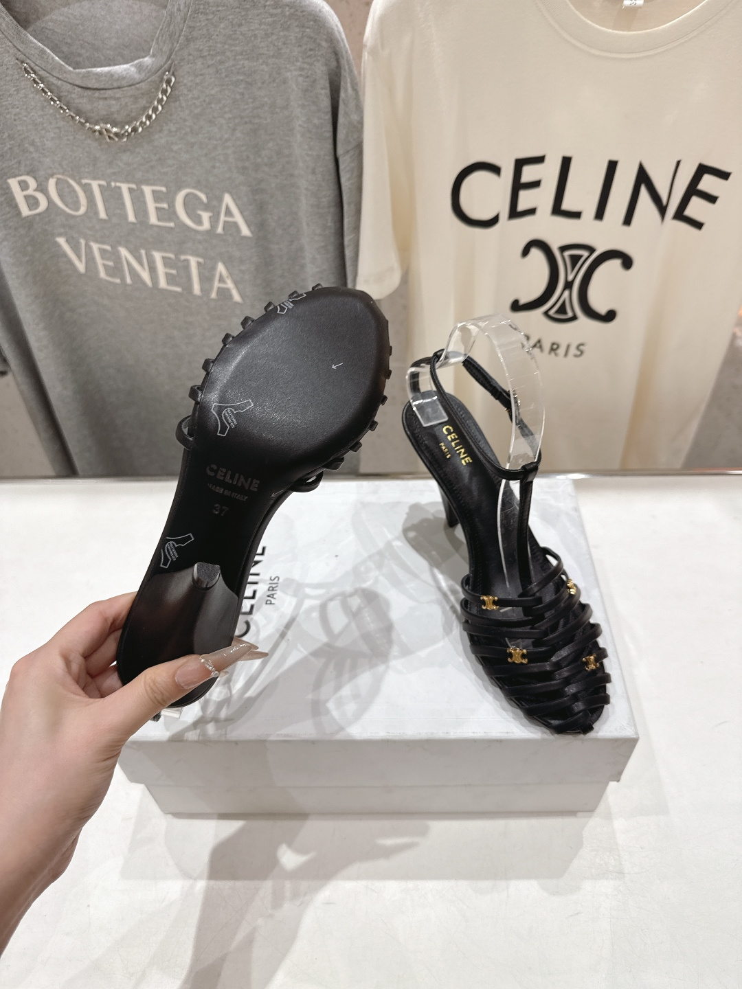 高版本出厂 Celine～赛琳F052 2026ss思琳夏季最新爆款复古风凯旋门高跟凉鞋 夏季搭配佳品，