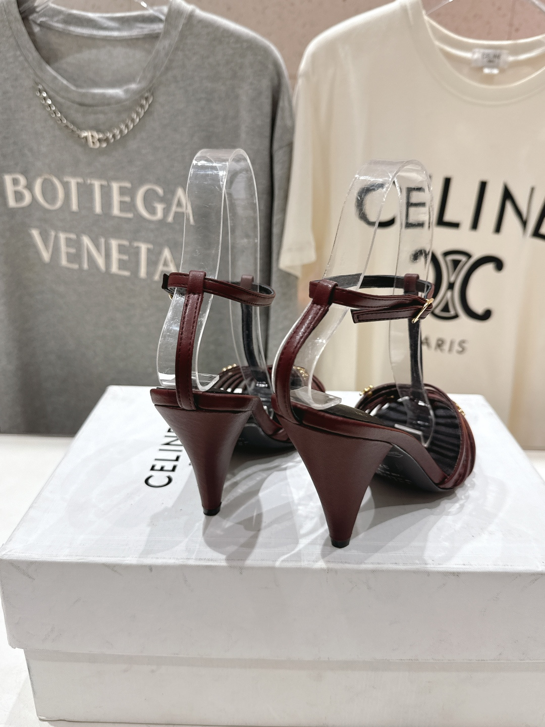 高版本出厂 Celine～赛琳F052 2026ss思琳夏季最新爆款复古风凯旋门高跟凉鞋 夏季搭配佳品，