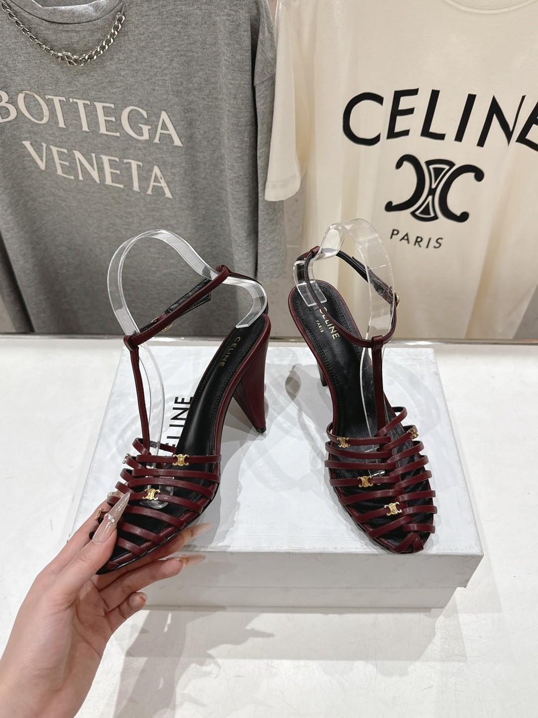 高版本出厂 Celine～赛琳F052 2026ss思琳夏季最新爆款复古风凯旋门高跟凉鞋 夏季搭配佳品，