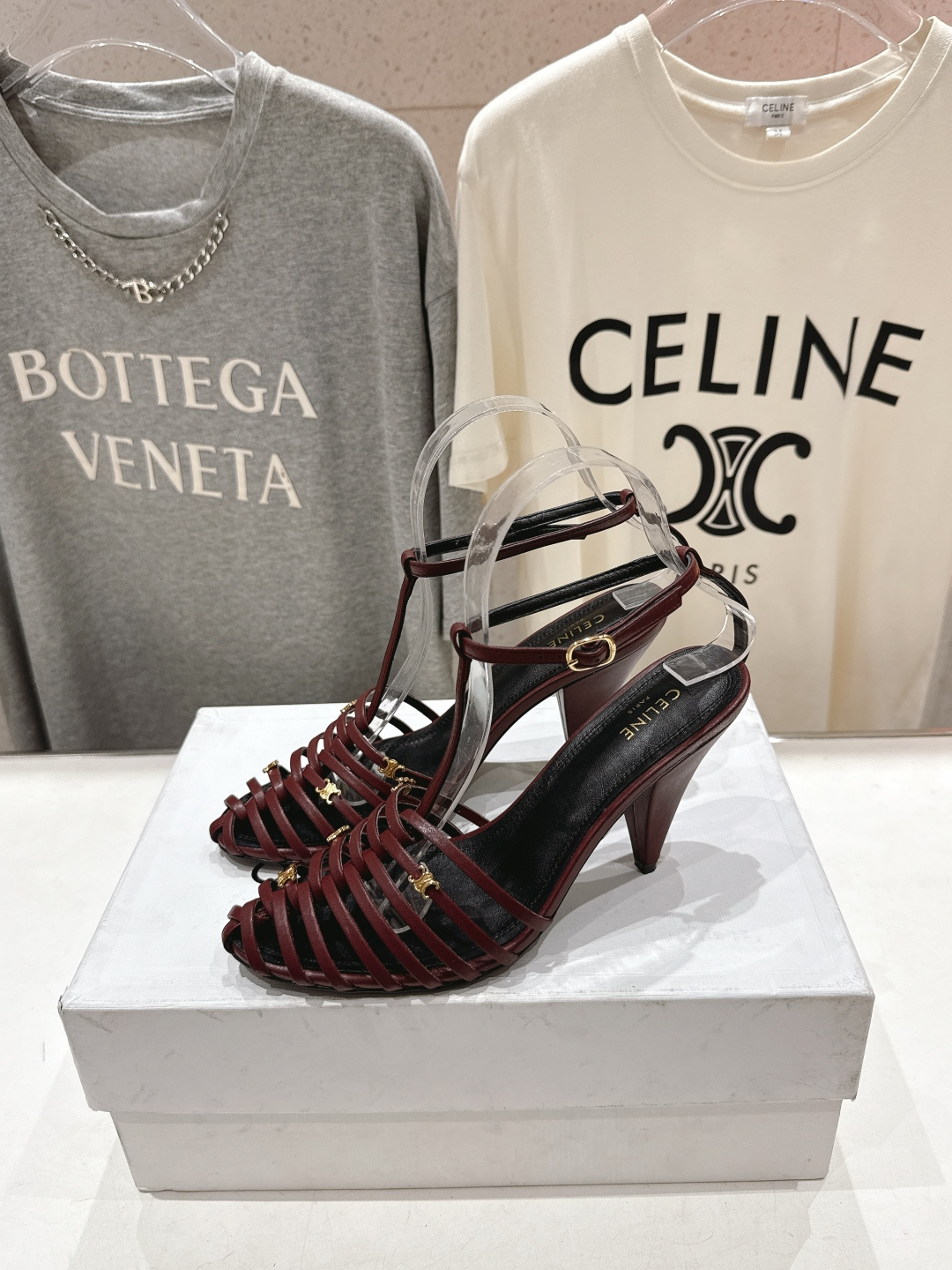 高版本出厂 Celine～赛琳F052 2026ss思琳夏季最新爆款复古风凯旋门高跟凉鞋 夏季搭配佳品，