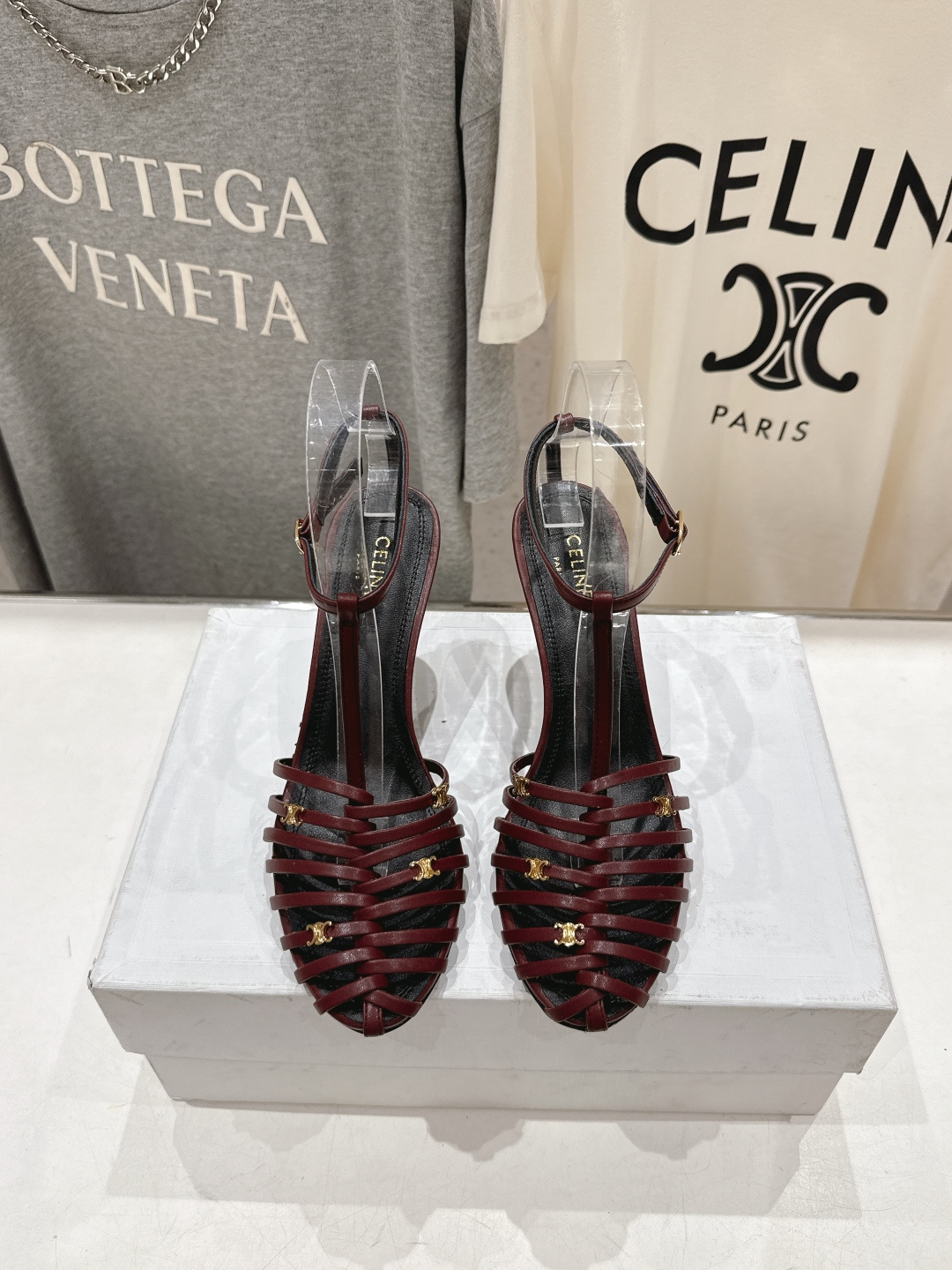 高版本出厂 Celine～赛琳F052 2026ss思琳夏季最新爆款复古风凯旋门高跟凉鞋 夏季搭配佳品，