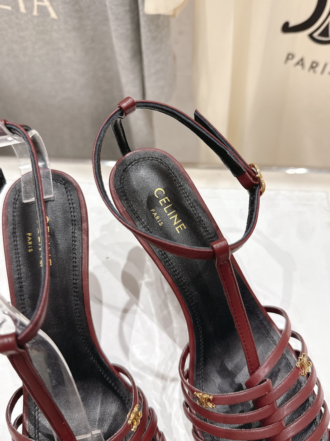 高版本出厂 Celine～赛琳F052 2026ss思琳夏季最新爆款复古风凯旋门高跟凉鞋 夏季搭配佳品，