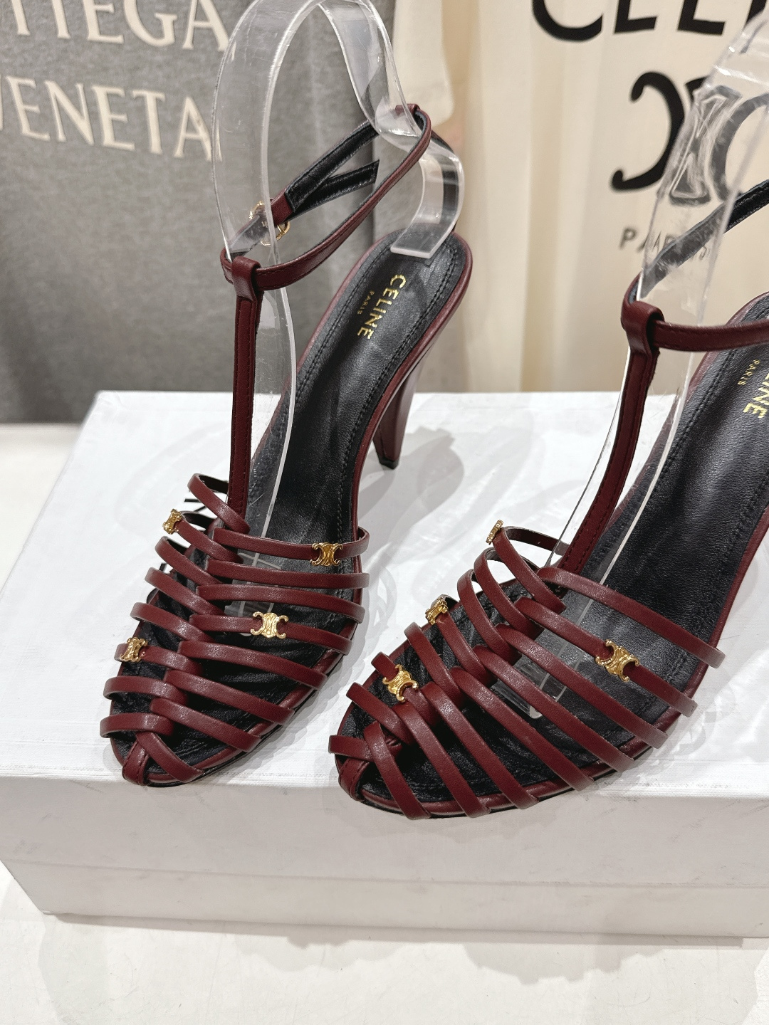 高版本出厂 Celine～赛琳F052 2026ss思琳夏季最新爆款复古风凯旋门高跟凉鞋 夏季搭配佳品，