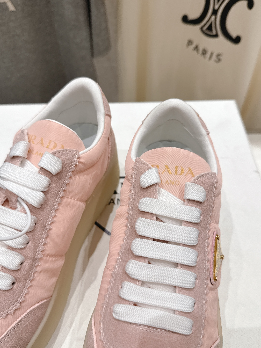 高版本出厂 prada/普拉达 F029 26ss新款系带厚底小白鞋休闲运动鞋这款运动鞋延续经久不衰的轮