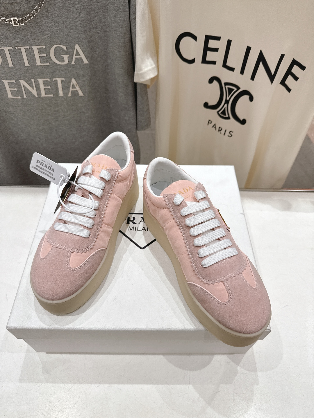 高版本出厂 prada/普拉达 F029 26ss新款系带厚底小白鞋休闲运动鞋这款运动鞋延续经久不衰的轮