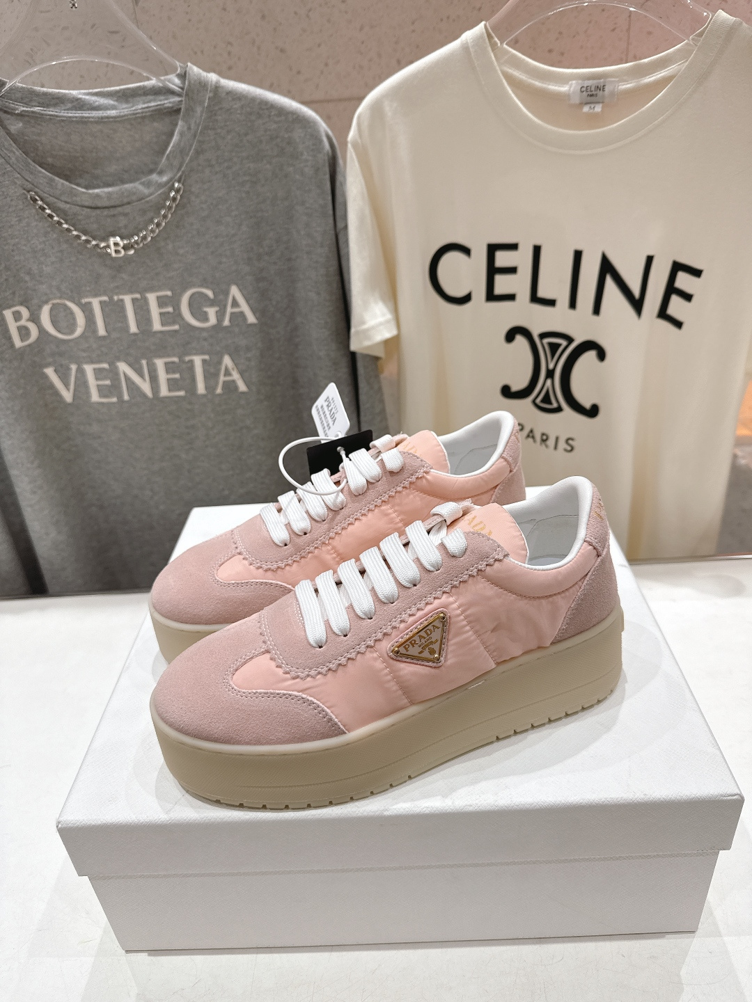 高版本出厂 prada/普拉达 F029 26ss新款系带厚底小白鞋休闲运动鞋这款运动鞋延续经久不衰的轮