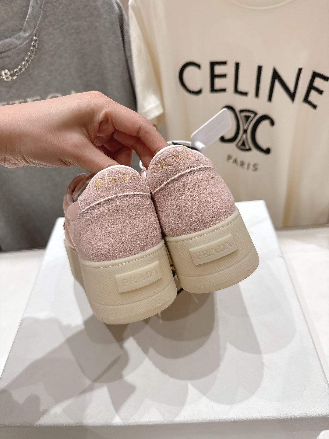 高版本出厂 prada/普拉达 F029 26ss新款系带厚底小白鞋休闲运动鞋这款运动鞋延续经久不衰的轮