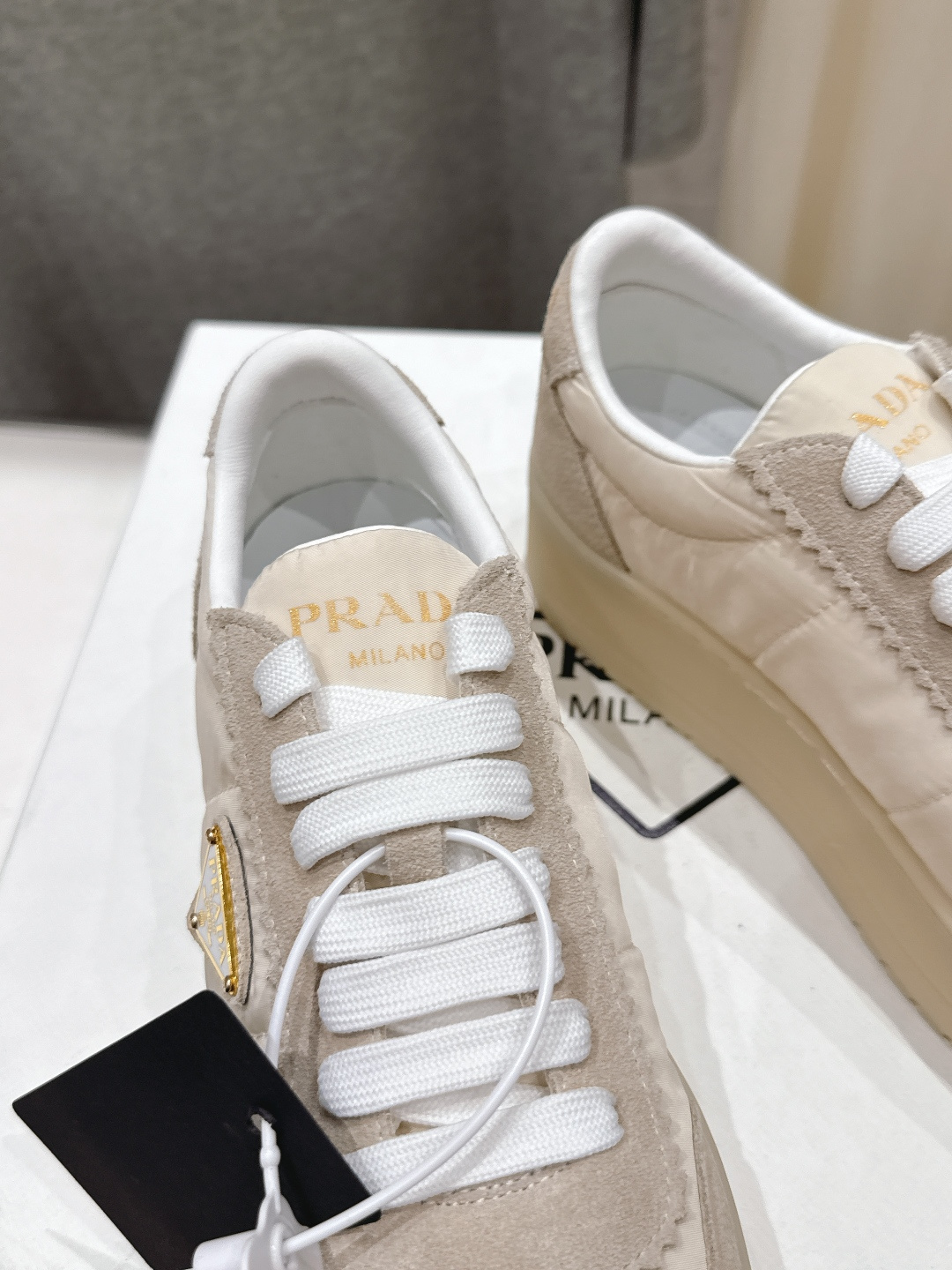 高版本出厂 prada/普拉达 F029 26ss新款系带厚底小白鞋休闲运动鞋这款运动鞋延续经久不衰的轮