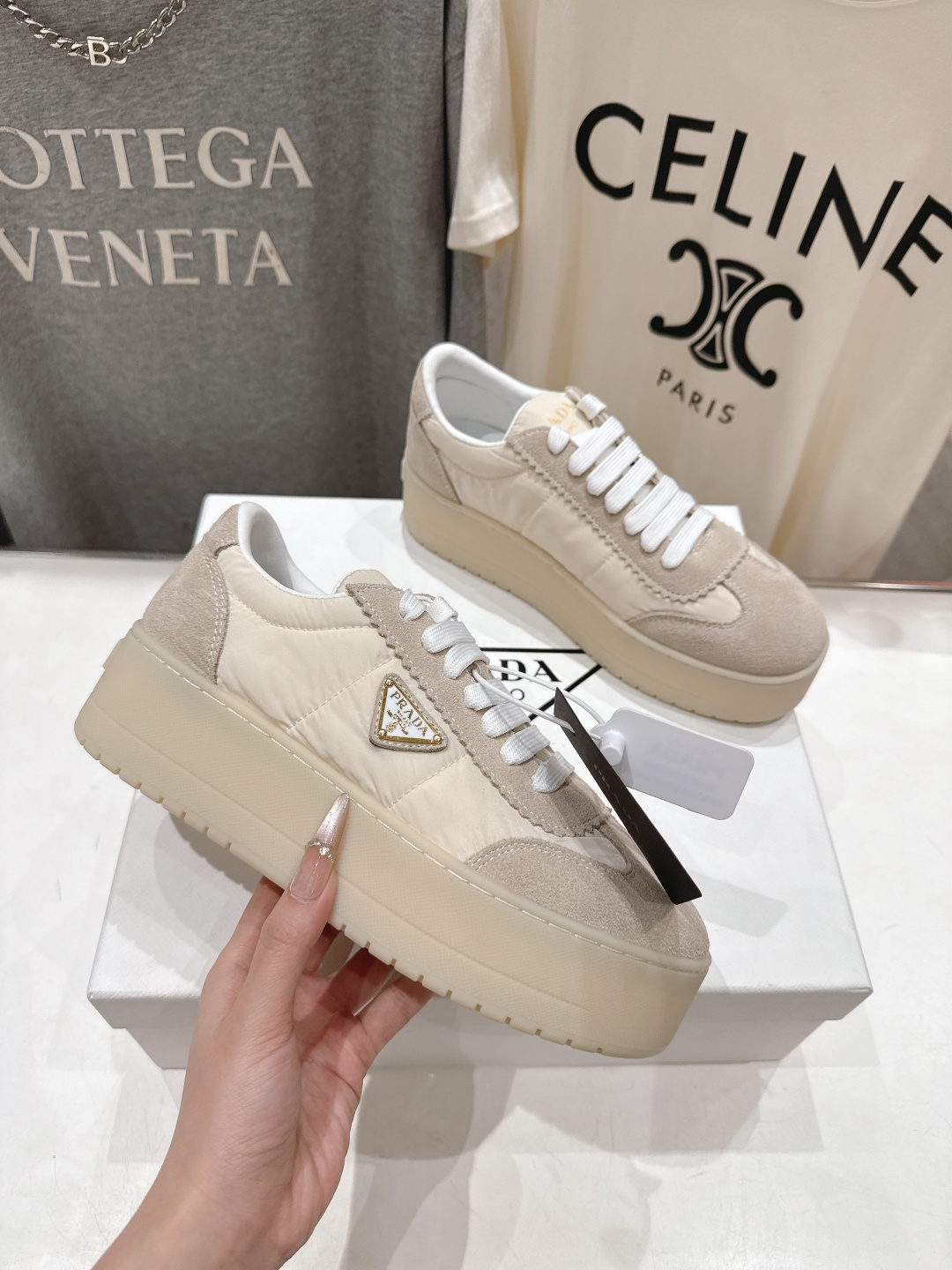 高版本出厂 prada/普拉达 F029 26ss新款系带厚底小白鞋休闲运动鞋这款运动鞋延续经久不衰的轮