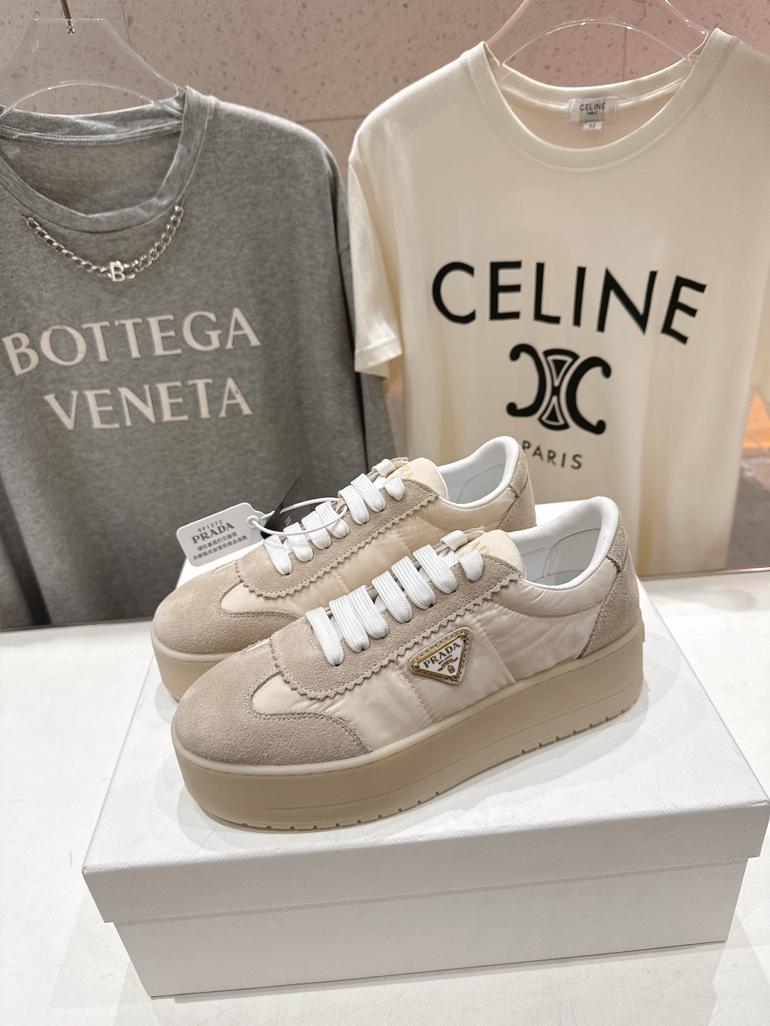 高版本出厂 prada/普拉达 F029 26ss新款系带厚底小白鞋休闲运动鞋这款运动鞋延续经久不衰的轮