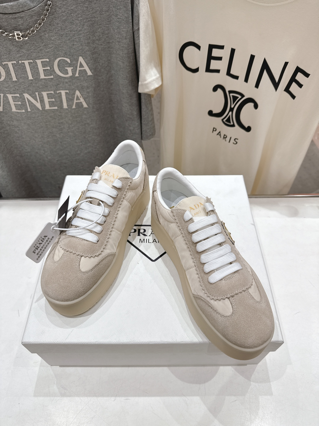 高版本出厂 prada/普拉达 F029 26ss新款系带厚底小白鞋休闲运动鞋这款运动鞋延续经久不衰的轮