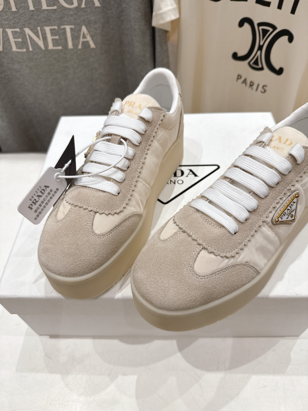 高版本出厂 prada/普拉达 F029 26ss新款系带厚底小白鞋休闲运动鞋这款运动鞋延续经久不衰的轮