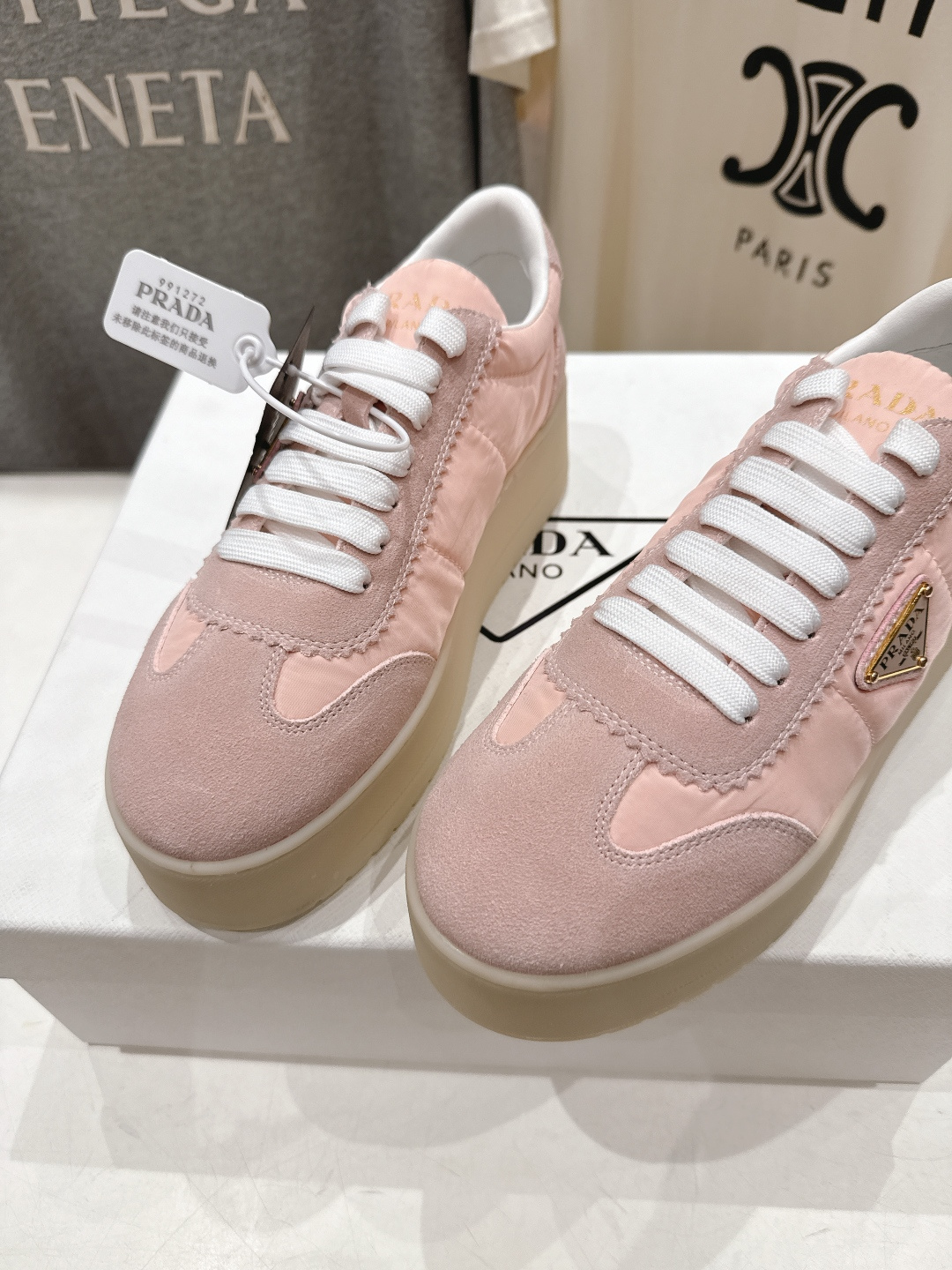 高版本出厂 prada/普拉达 F029 26ss新款系带厚底小白鞋休闲运动鞋这款运动鞋延续经久不衰的轮